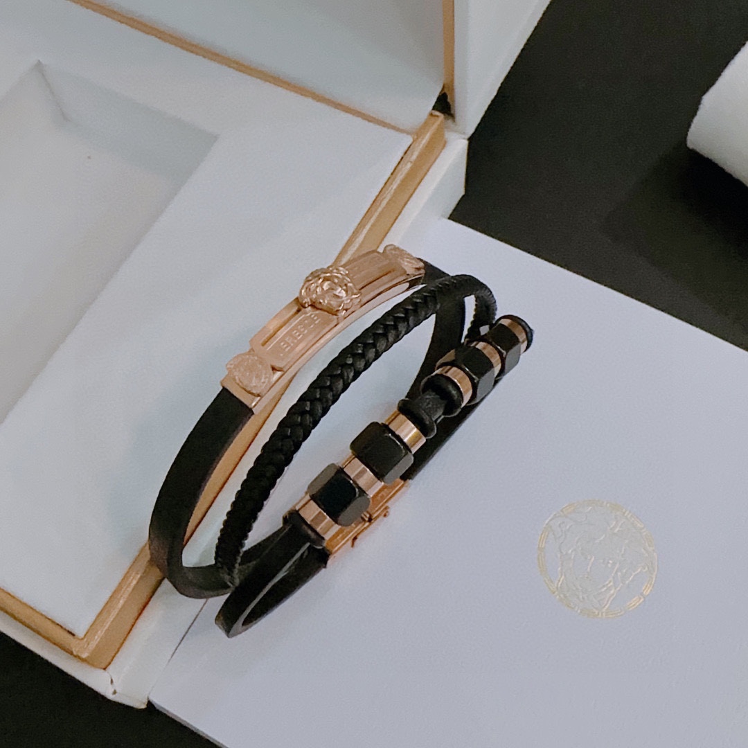 P110   高品质Versace 范思哲 杜美莎标志牛皮手绳手链 帅气酷炫 同时透露着一丝不羁的自由气息 展现别样趣味魅力 做工精致 绝对高逼格 等同正品 长度22cm可调节可更改