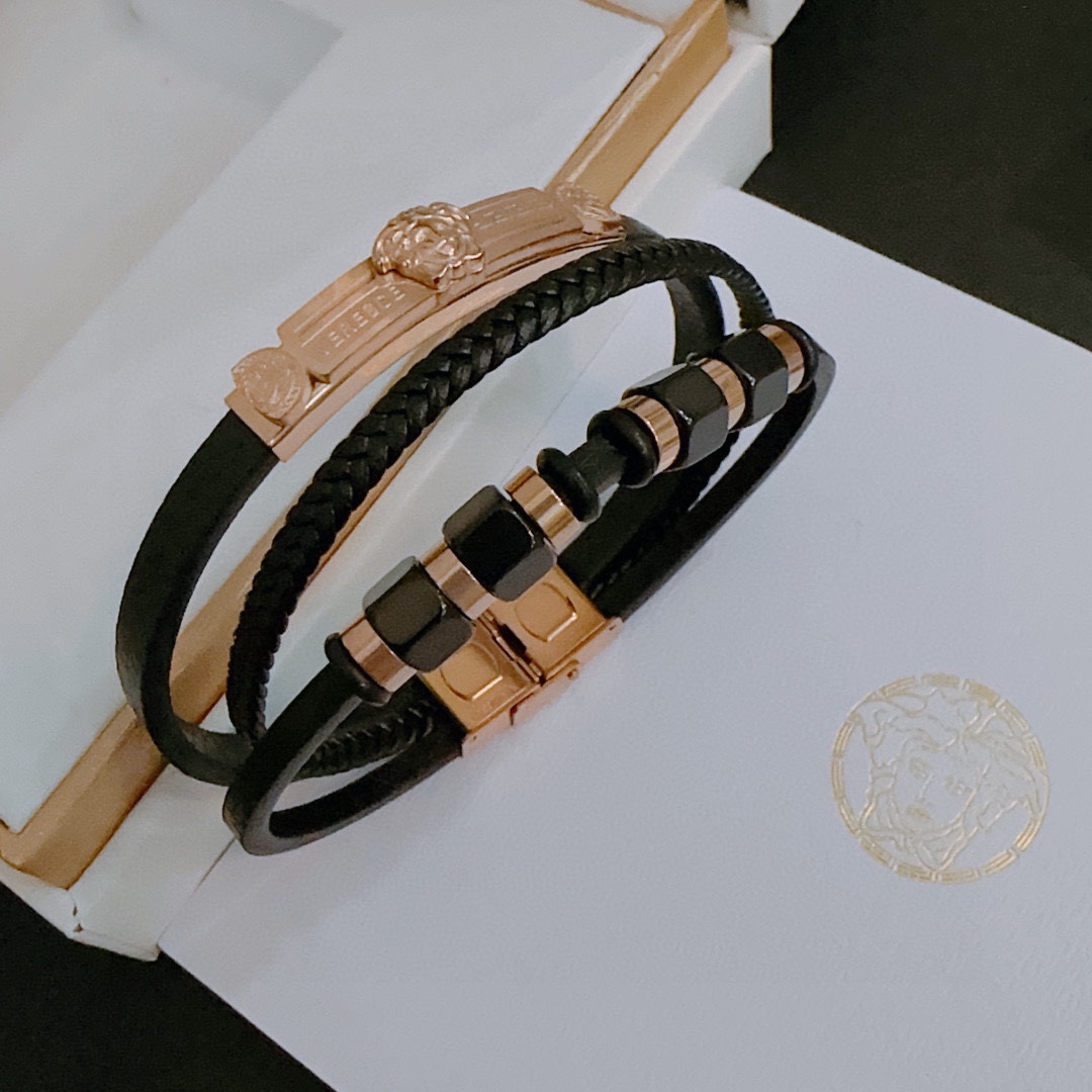 P110   高品质Versace 范思哲 杜美莎标志牛皮手绳手链 帅气酷炫 同时透露着一丝不羁的自由气息 展现别样趣味魅力 做工精致 绝对高逼格 等同正品 长度22cm可调节可更改