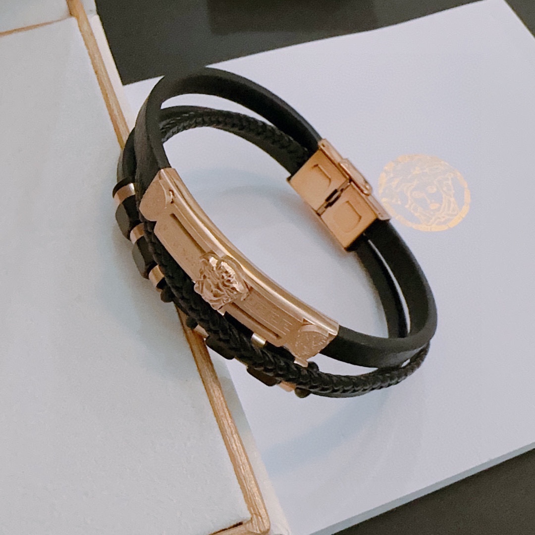 P110   高品质Versace 范思哲 杜美莎标志牛皮手绳手链 帅气酷炫 同时透露着一丝不羁的自由气息 展现别样趣味魅力 做工精致 绝对高逼格 等同正品 长度22cm可调节可更改
