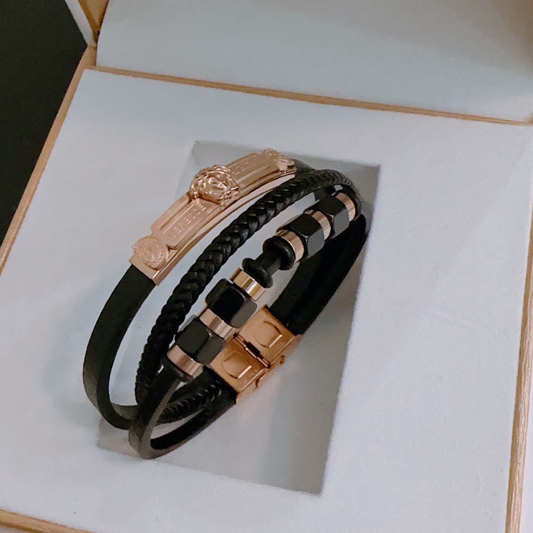 P110   高品质Versace 范思哲 杜美莎标志牛皮手绳手链 帅气酷炫 同时透露着一丝不羁的自由气息 展现别样趣味魅力 做工精致 绝对高逼格 等同正品 长度22cm可调节可更改