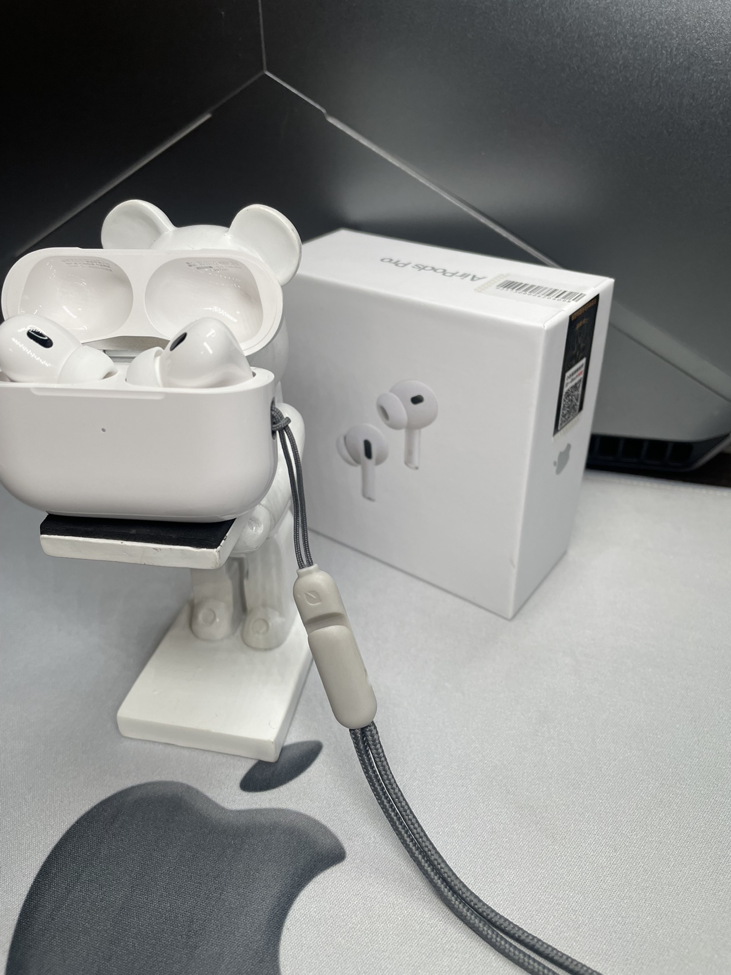 💰130
Airpods Pro 2（五代）京东版‼️

耳机支持ios16系统弹窗  支持验证💯

与pro一代外观区别：耳机仓多了挂绳子的地方，充电仓内置扬声器，外放提示音，音质升级，外观1:1原装

支持弹窗改名 带入耳检测 GPS定位 
升级纽扣电池 真实墨烯振膜喇叭 
支持安卓 苹果等系统 可兼容市面各种手机‼️

下单标配：挂绳-纯色保护壳-防丢绳-京东发票-京东袋-飞机盒
售后服务：保修三个月，外观不刮花磨损支持退换‼️