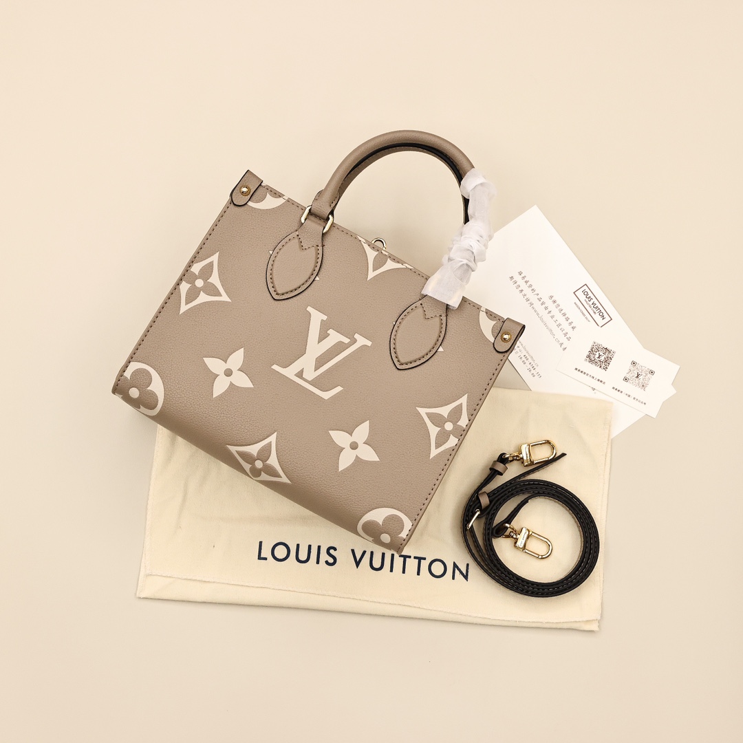 Lv onthego小号（大象灰） 💰320 向1968年的经典 sac plat手袋汲取灵感，以压印 giant monogram 图案的 monogram empreinte 皮革成就缩微版本，可收纳 ipad等日常所需，灵活手柄和可调节肩带丰富背携选择。 规格：25*19*11.5cm