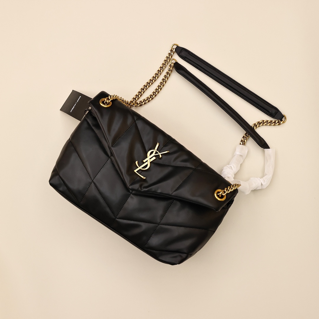 Ysl圣罗兰云朵包💰300
进口小羊皮制作,手感柔软细腻,犹如怀抱云朵般的感受,经典的Y家logo、链条及扣眼五金均采用拉丝金属材质,哑光雾面的质感及其别致,容量满足日常通勤。
规格:29*17*11cm(高版本)