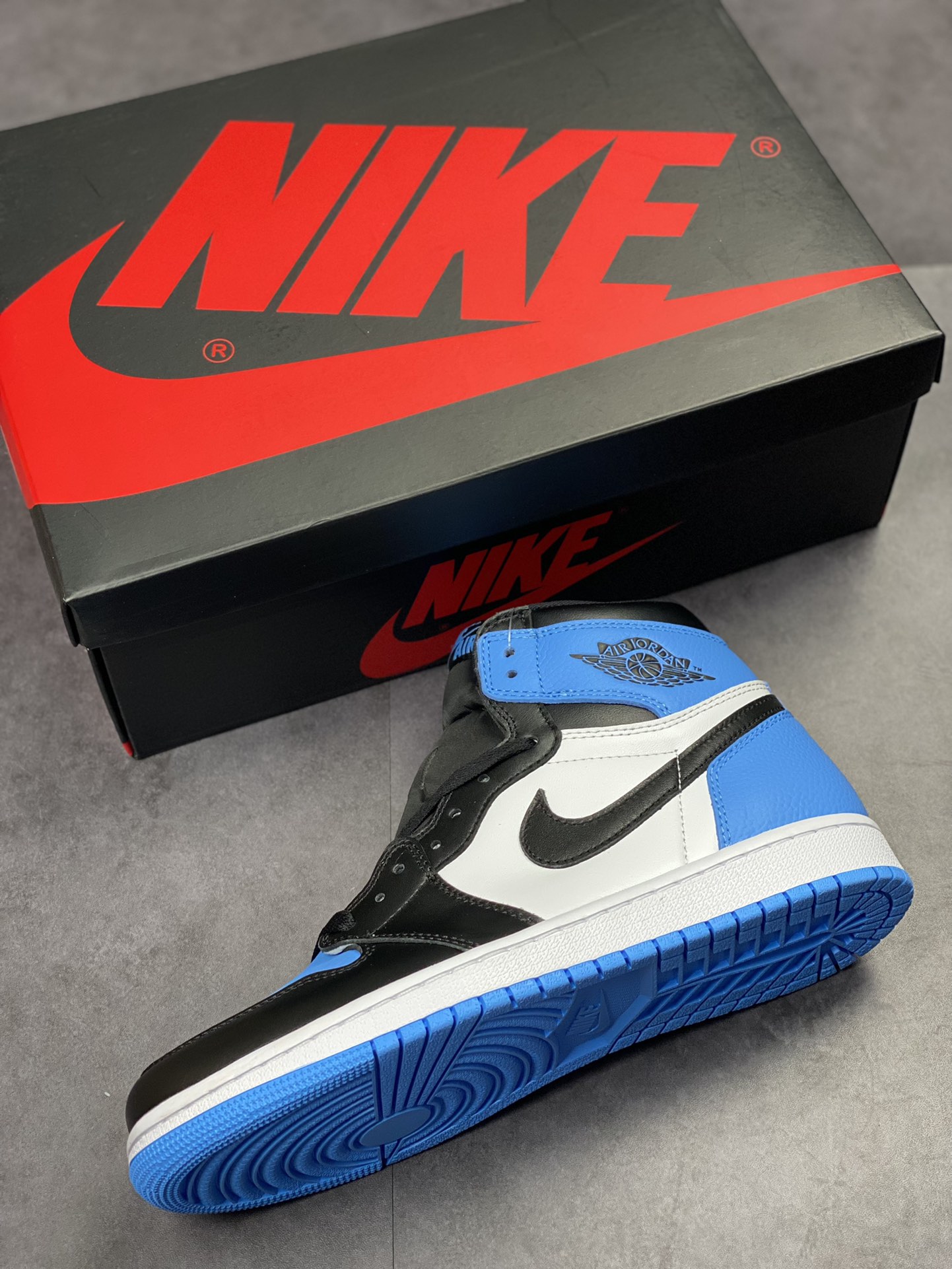 260  Air Jordan 1 High OG ”University Blue” 黑蓝脚趾DZ5485-400