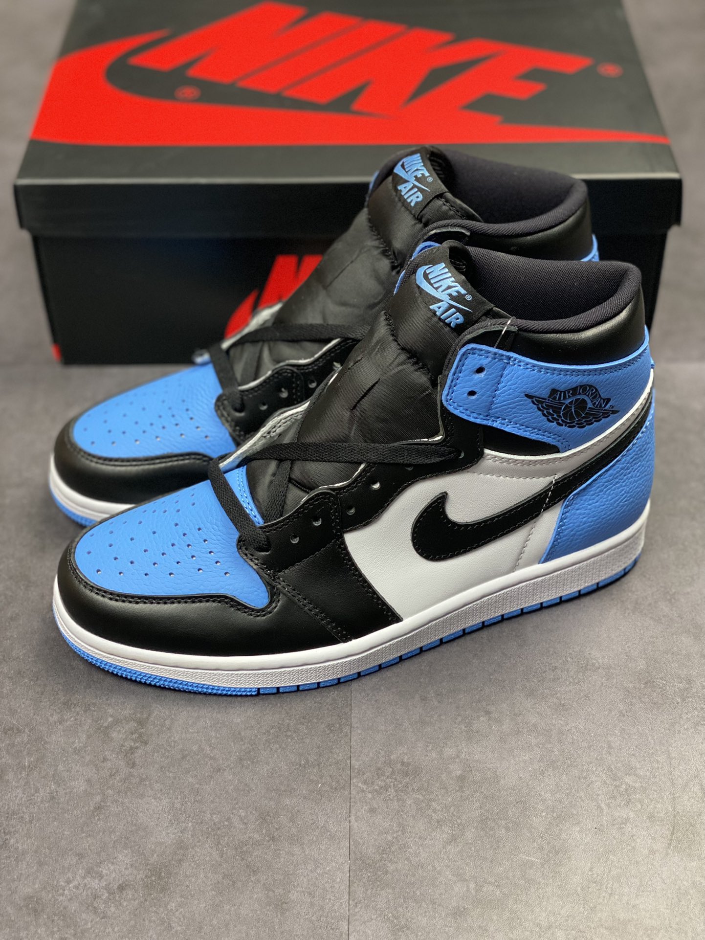 260  Air Jordan 1 High OG ”University Blue” 黑蓝脚趾DZ5485-400