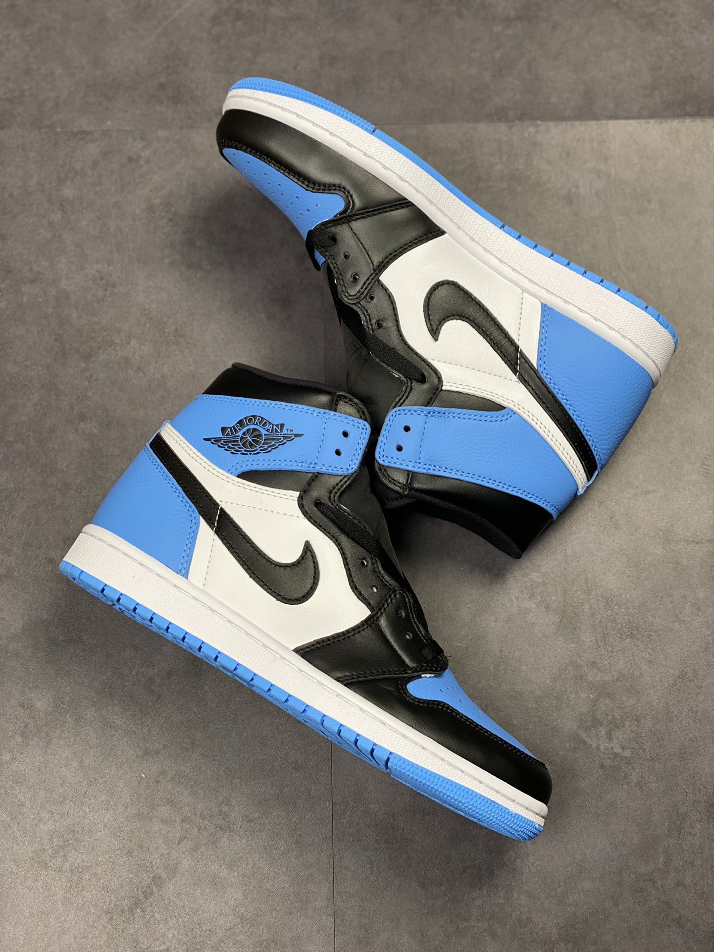 260  Air Jordan 1 High OG ”University Blue” 黑蓝脚趾DZ5485-400