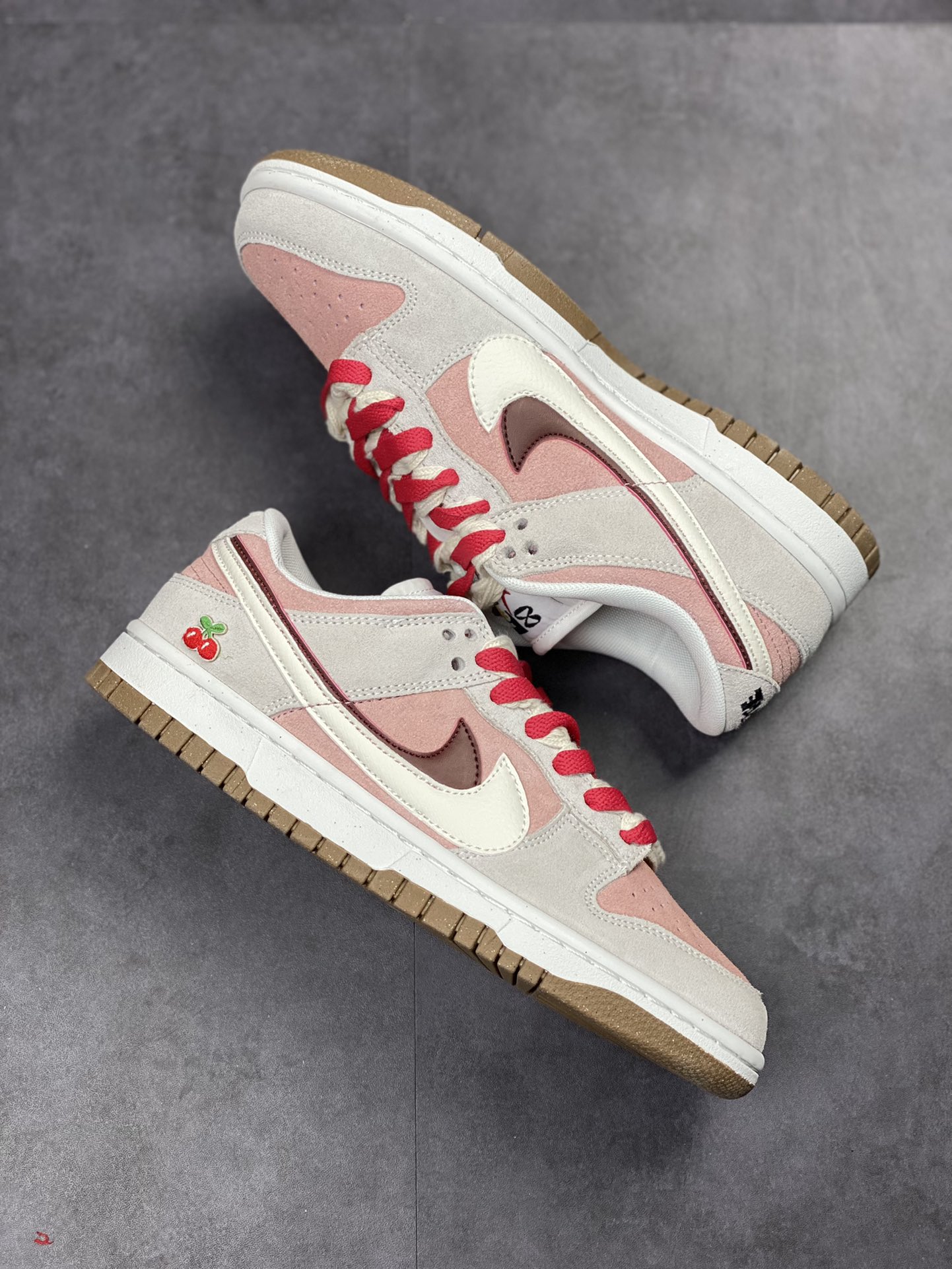 180 Nike SB Dunk Low SE SE 情人节 豆沙粉樱桃 DO9457-100