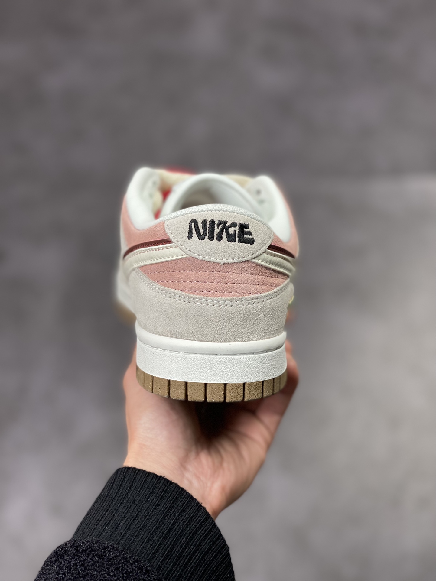 180 Nike SB Dunk Low SE SE 情人节 豆沙粉樱桃 DO9457-100