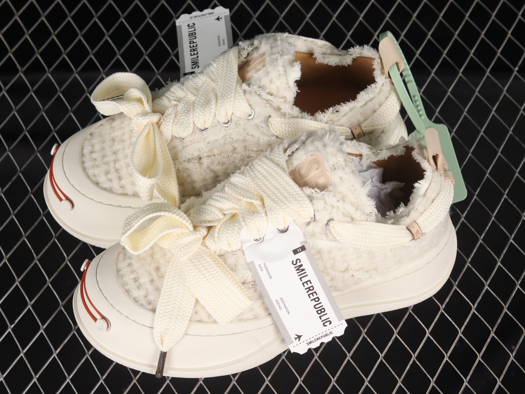 💰360顶级版 SMILEREPUBLIC 檀健次明星同款 厚底开口笑帆布鞋 白色小香风
#流行的絮流苏边工艺和大宽鞋带反向系带,大头鞋底外形颇具复古感,搭配起来带来极强的视觉冲击感的同时,也代表了22最新流行标志。内里垫脚纯羊皮。
尺码:35 36 37 38 39 T.D4