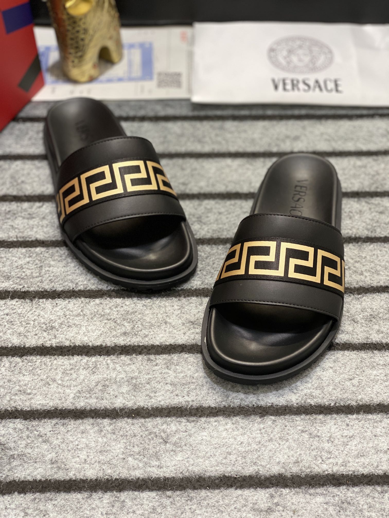 [VERSACE - Versace] P: Tamaño 38-45 top generación de compra de los hombres de primavera y verano za