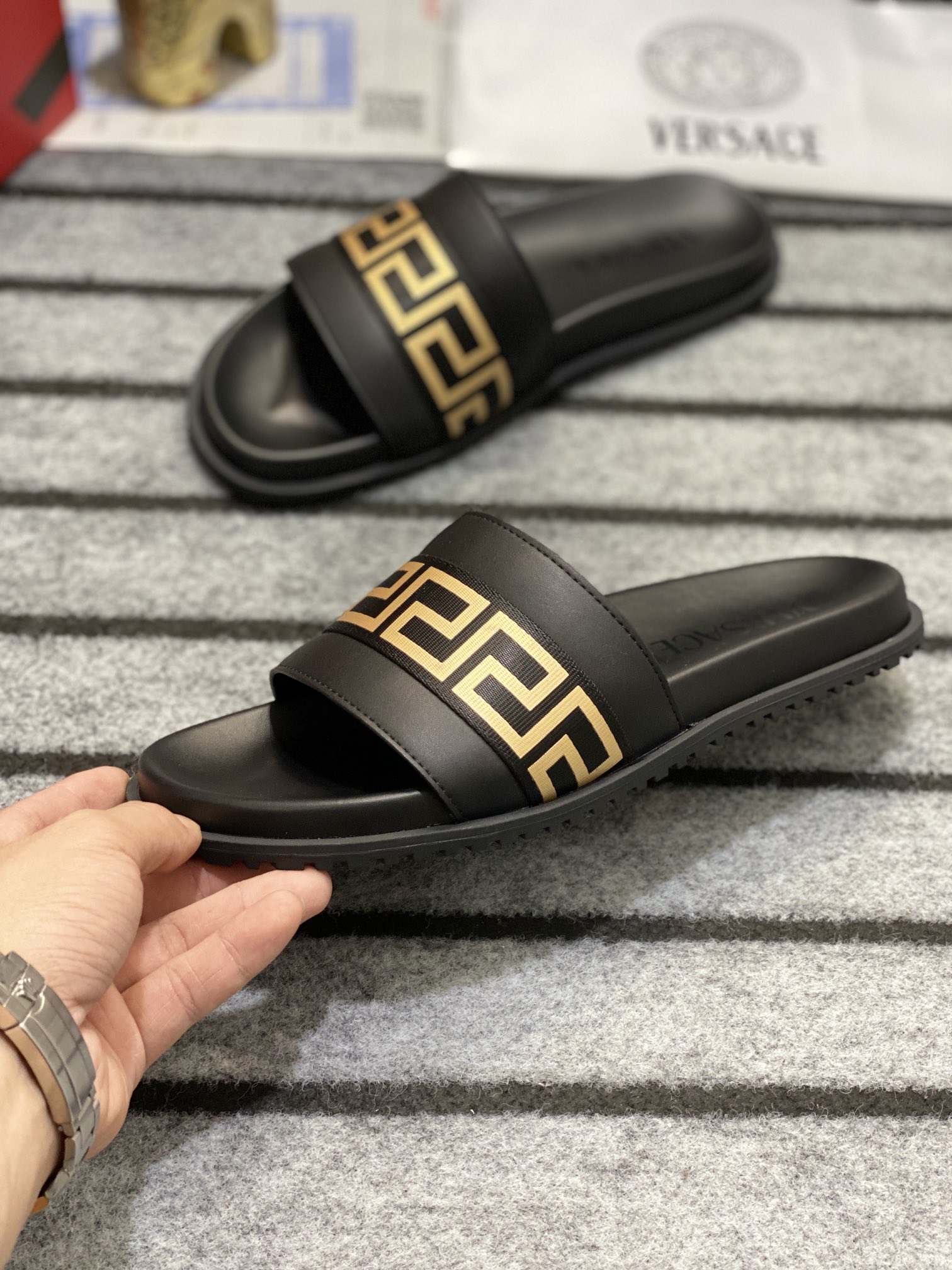 [VERSACE - Versace] P: Tamaño 38-45 top generación de compra de los hombres de primavera y verano za