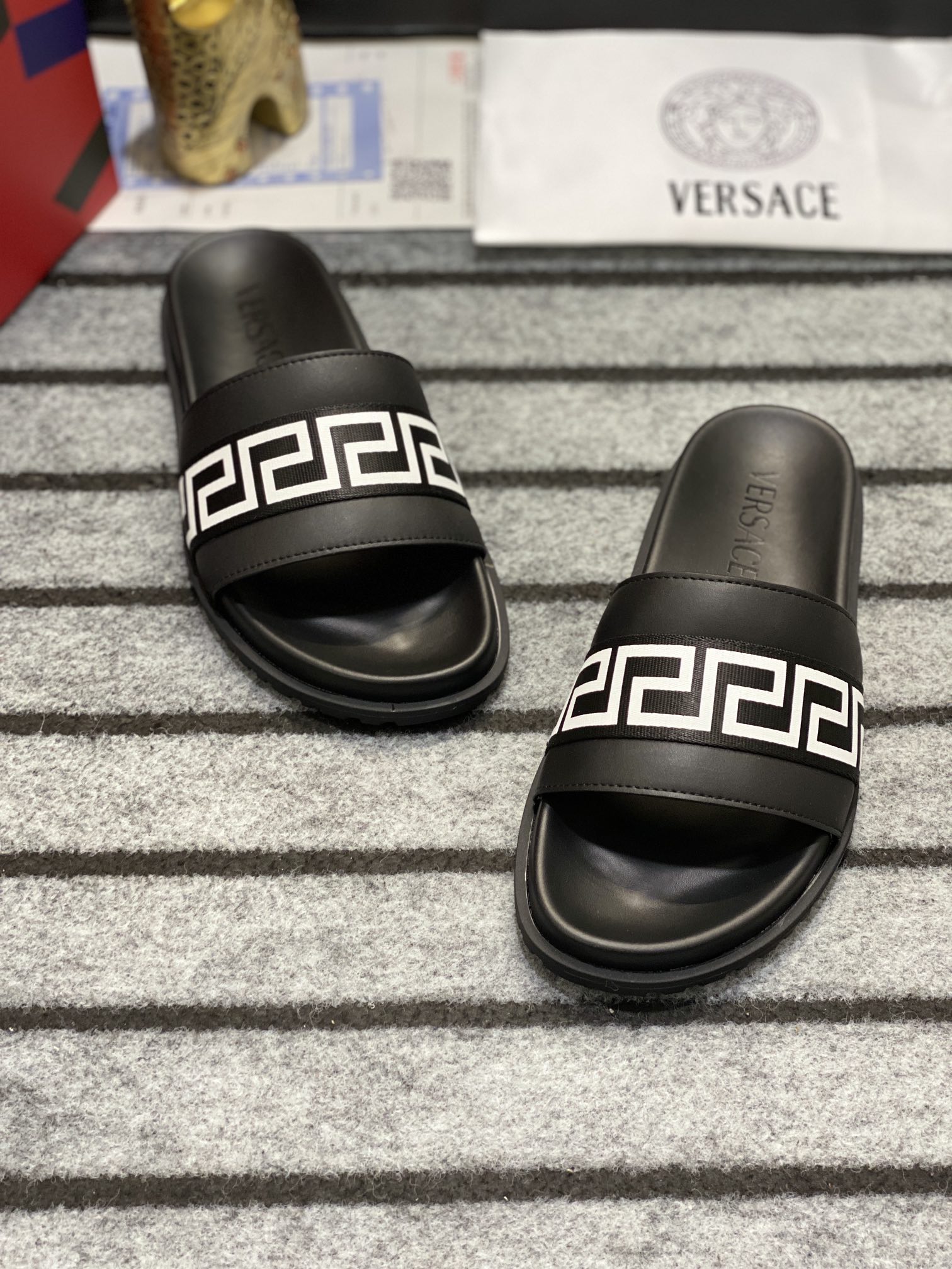[VERSACE - Versace] P: Tamaño 38-45 top generación de compra de los hombres de primavera y verano za