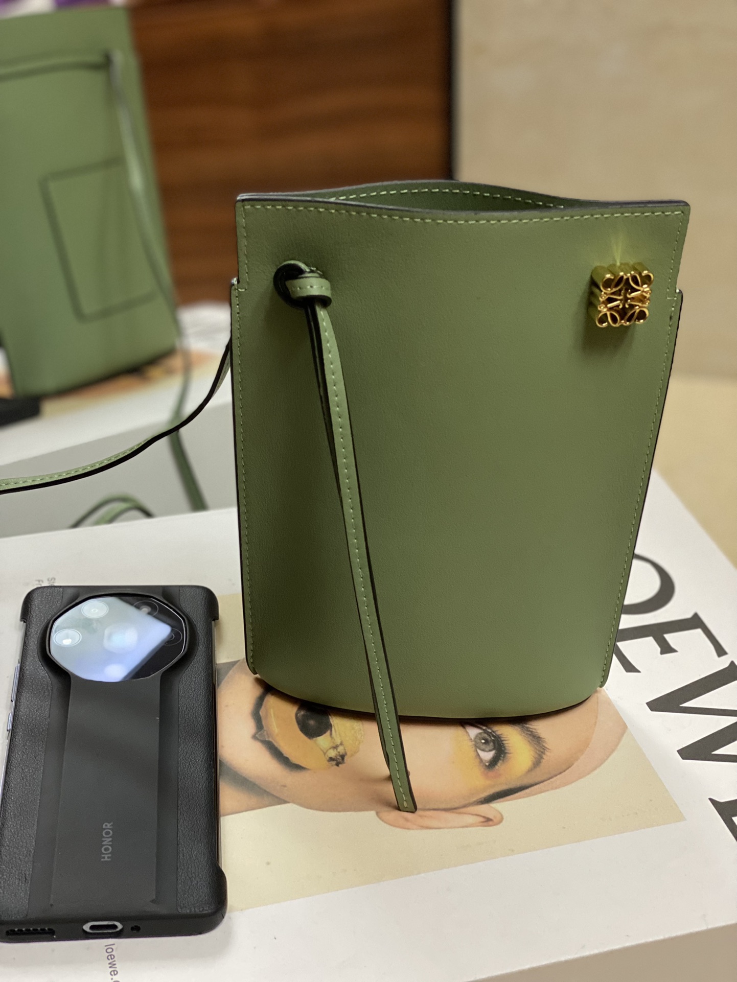 NO:180931,Yiwei Dice Mobile Phone Pack, Three Color Spot Model 1007, This mobile phone has a very touching capacity, larger than Xiaoxiang mobile phone, you can hold mobile phones, keys, and tissues, size 21-15-bottom 5cm, special grade Luoyiwei, loewe19860909意威骰子手机包,三色现货 型号1007 ,这款手机包容量太感人了,比小象手机包容量还要大,可以放手机,钥匙,纸巾都是没问题的,尺寸21-15-底5cm,特级罗意威,loewe,Bag