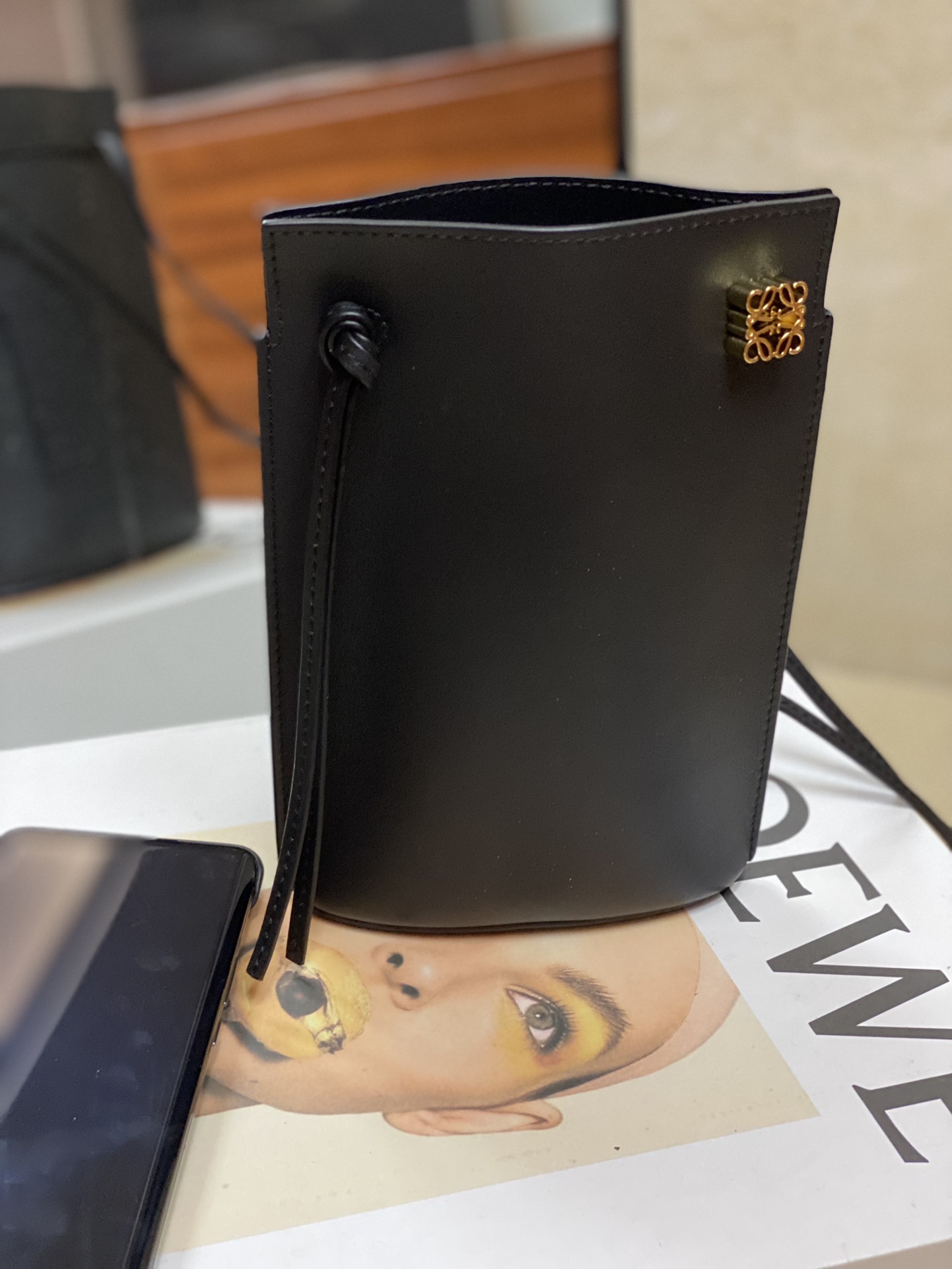 NO:180926,Yiwei Dice Mobile Phone Pack, Three Color Spot Model 1007, This mobile phone has a very touching capacity, larger than Xiaoxiang mobile phone, you can hold mobile phones, keys, and tissues, size 21-15-bottom 5cm, special grade Luoyiwei, loewe19860909意威骰子手机包,三色现货 型号1007 ,这款手机包容量太感人了,比小象手机包容量还要大,可以放手机,钥匙,纸巾都是没问题的,尺寸21-15-底5cm,特级罗意威,loewe,Bag