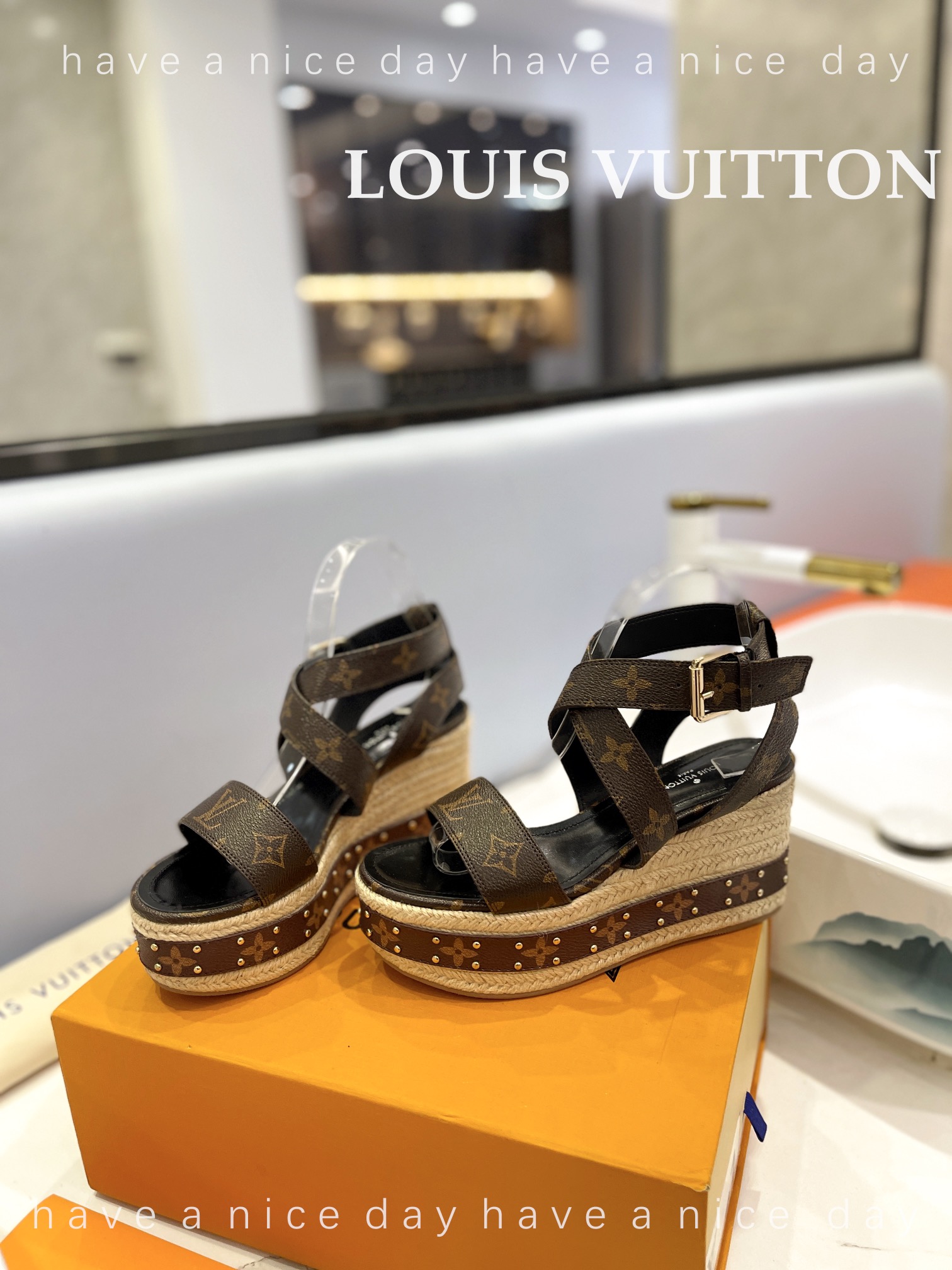 Peddbj????LOUIS Vuitton 最新走秀款厚底凉鞋  香港原版购入一比一开模  今年的款式比去年增加了老花原素 显得更为大牌  皮面款采用原版仿旧打蜡牛皮  内里垫脚全羊皮 ⭐️ 水台原版对花纹老花包裹 在用铆钉机器打压???? 布面采用订制加厚帆布料加上立体刺绣 极费工时  跟高10cm 水台6cm\n 四色现货 ️\n 码数：35-42\n