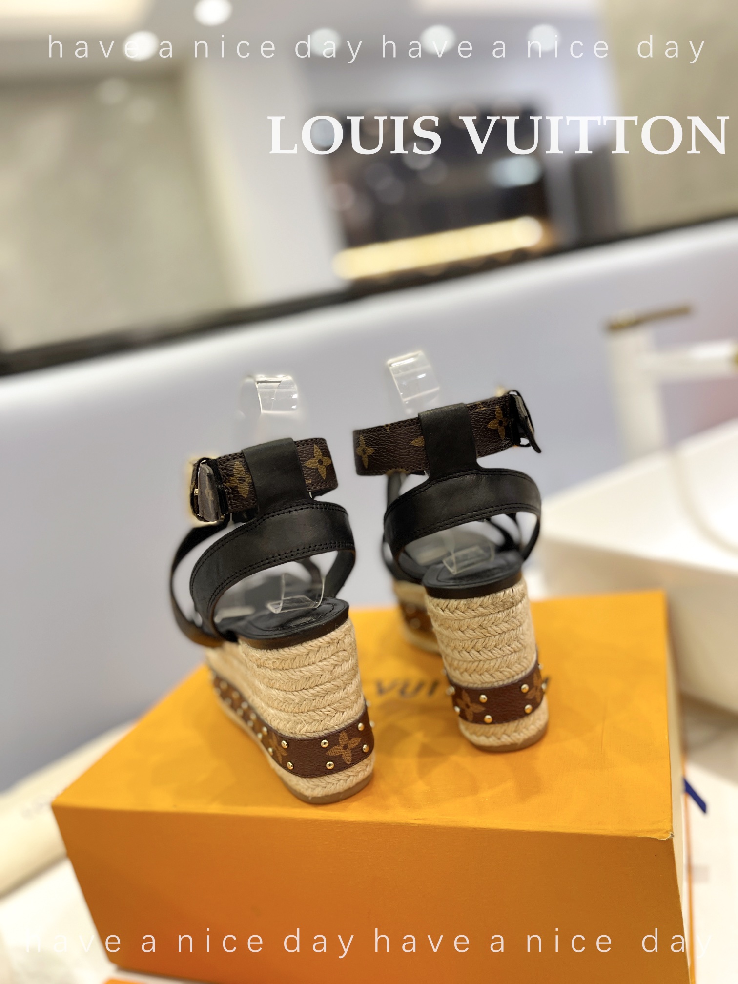 LOUISVuitton最新走秀款厚底凉鞋香港原版购入一比一开模今年的款式比去年增加了老花原素显得更为大