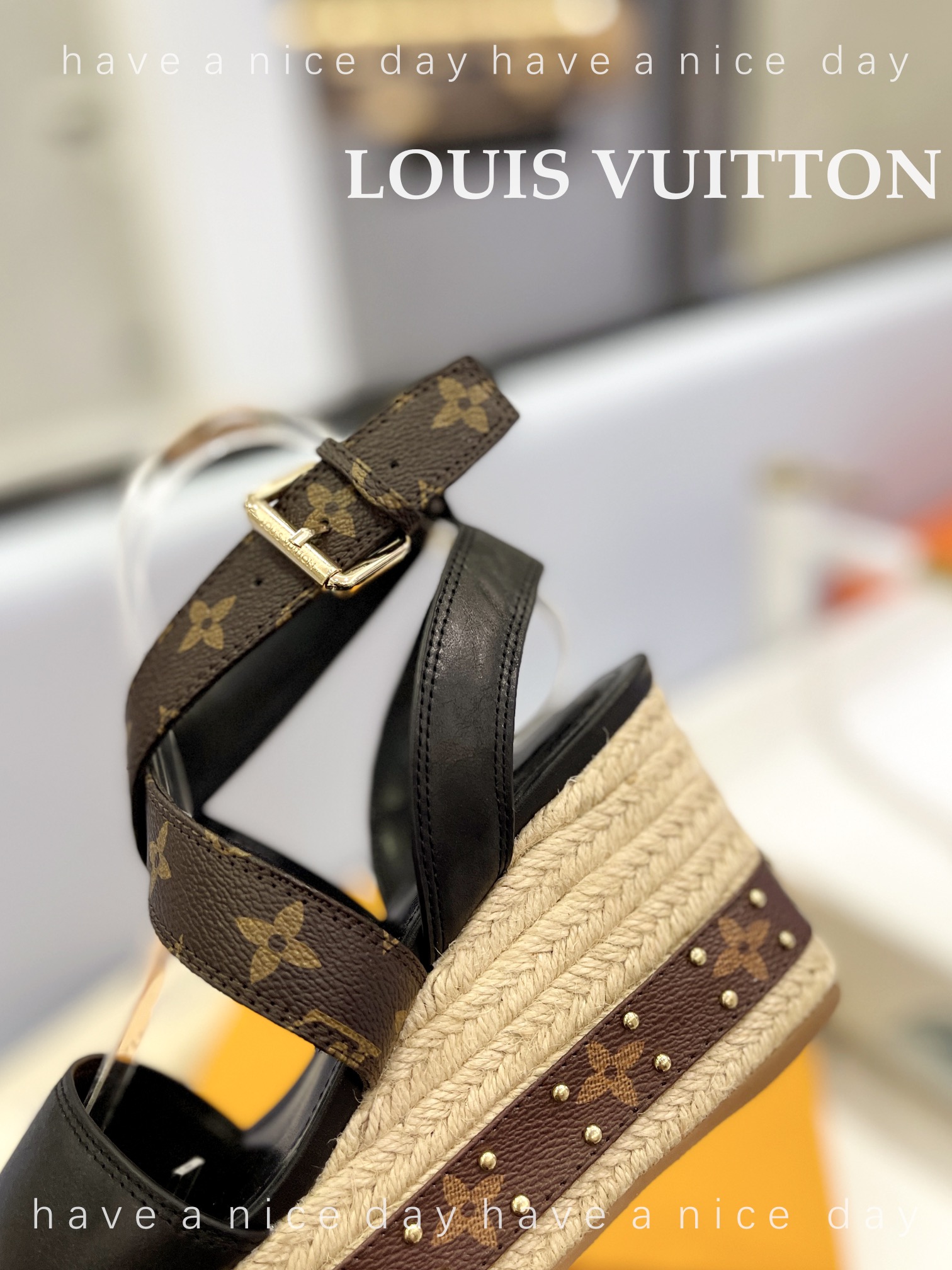 LOUISVuitton最新走秀款厚底凉鞋香港原版购入一比一开模今年的款式比去年增加了老花原素显得更为大