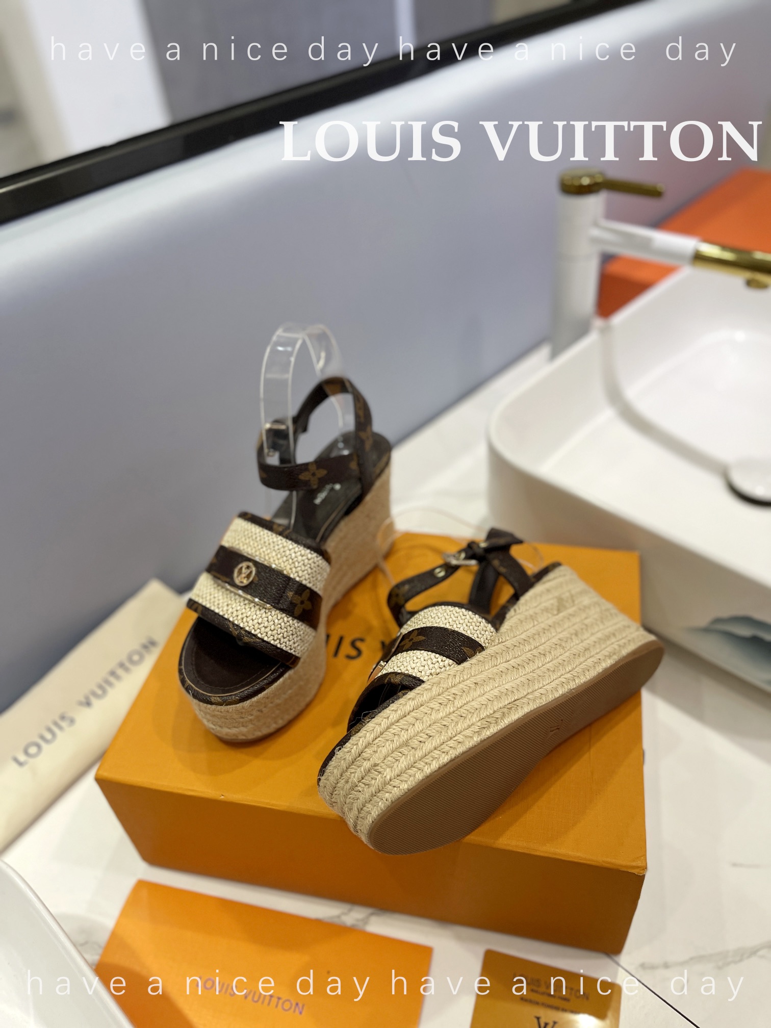 新款发布会LOUIS*uitton最新走秀款厚底凉鞋香港原版购入一比一开模今年的款式比去年增加了新原素显