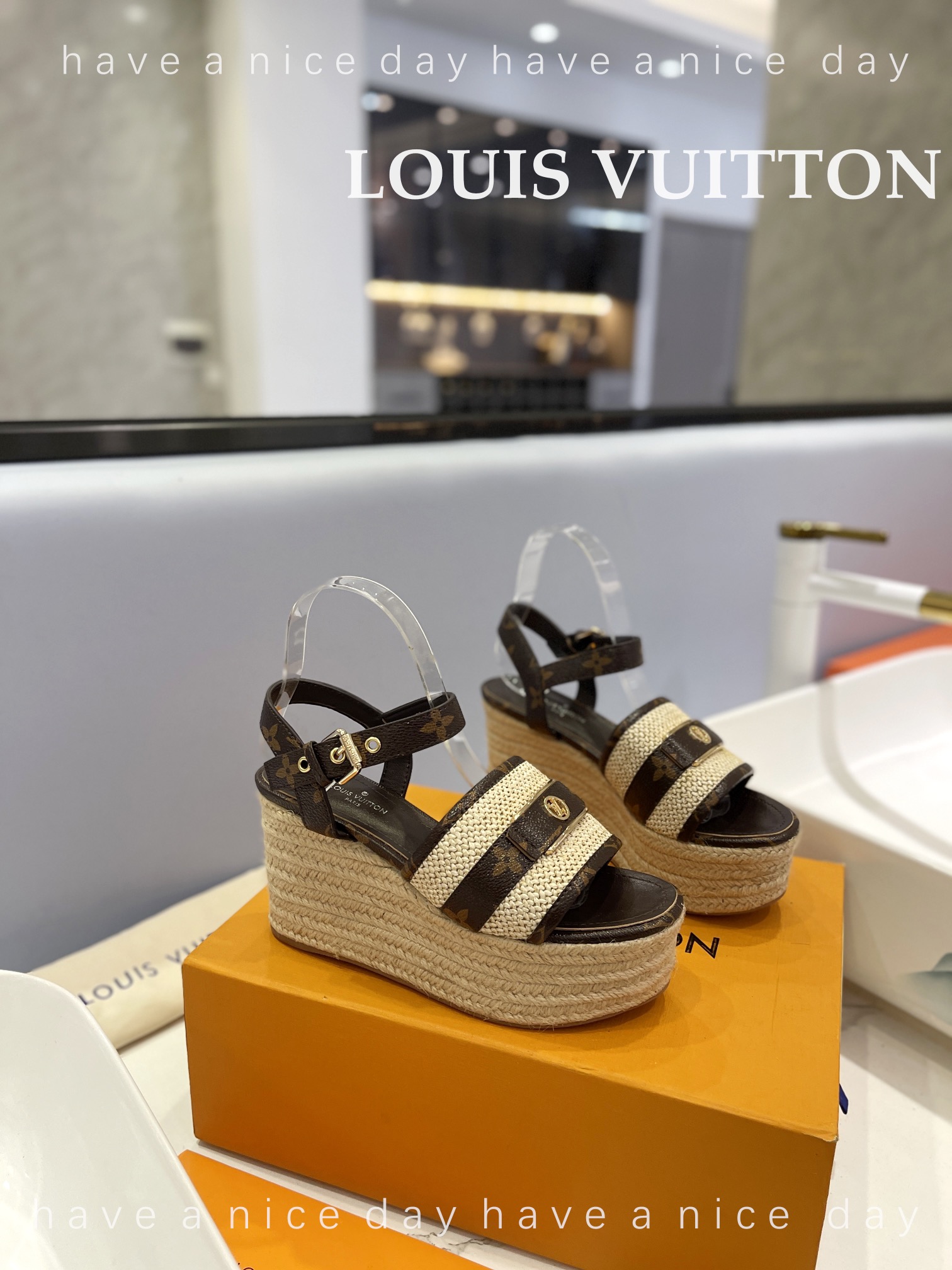 新款发布会LOUIS*uitton最新走秀款厚底凉鞋香港原版购入一比一开模今年的款式比去年增加了新原素显