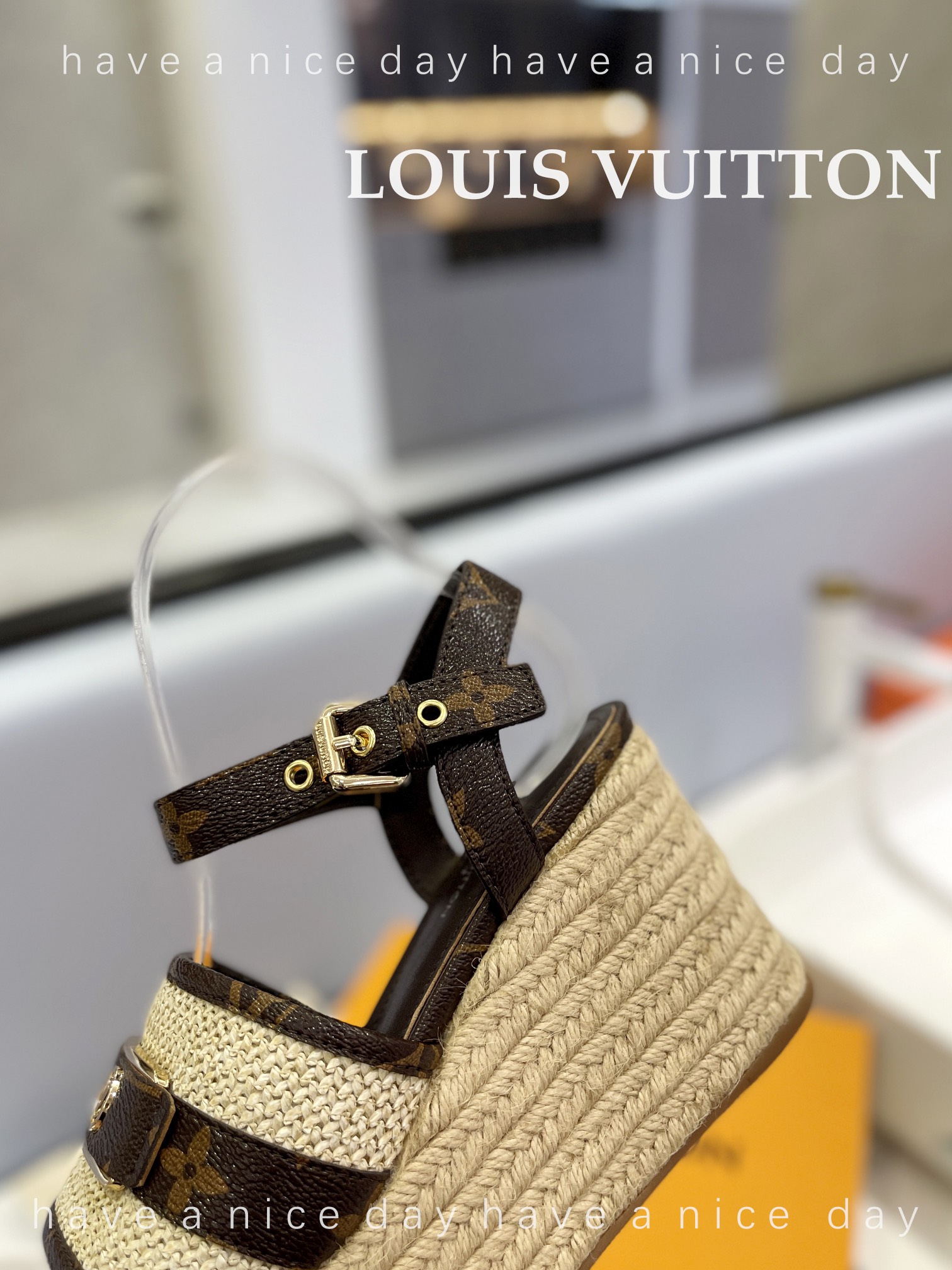 新款发布会LOUIS*uitton最新走秀款厚底凉鞋香港原版购入一比一开模今年的款式比去年增加了新原素显