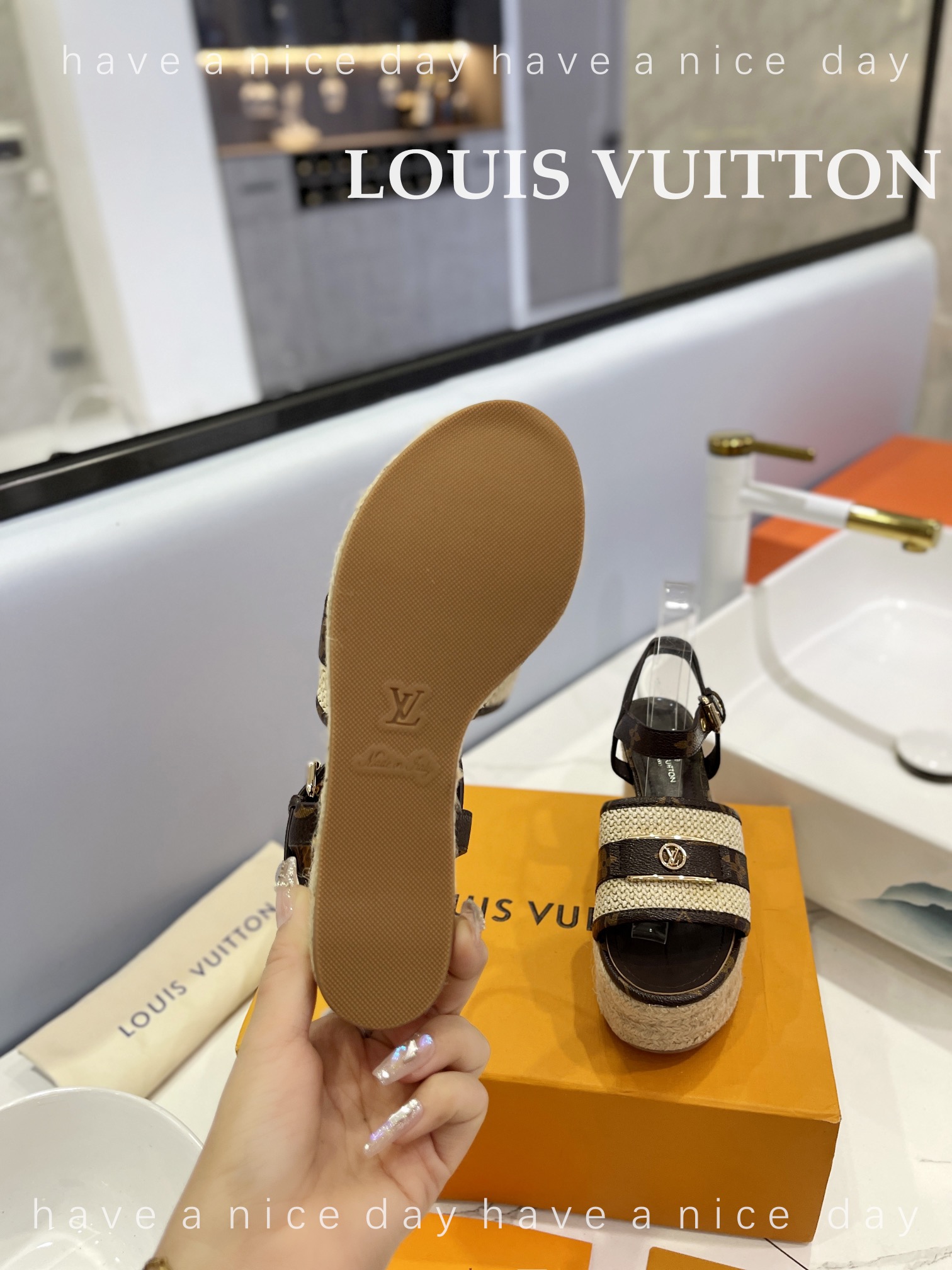 新款发布会LOUIS*uitton最新走秀款厚底凉鞋香港原版购入一比一开模今年的款式比去年增加了新原素显