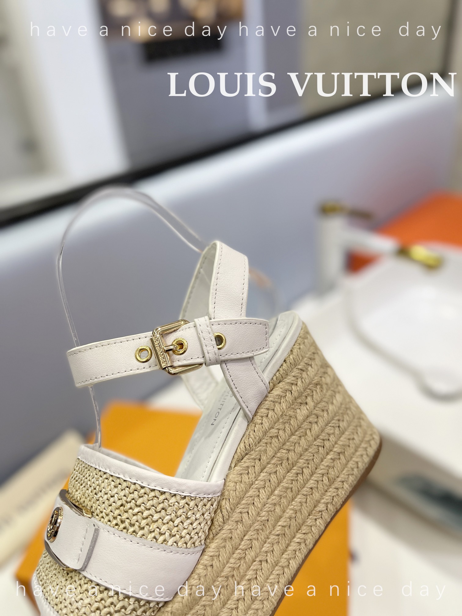 新款发布会LOUIS*uitton最新走秀款厚底凉鞋香港原版购入一比一开模今年的款式比去年增加了新原素显