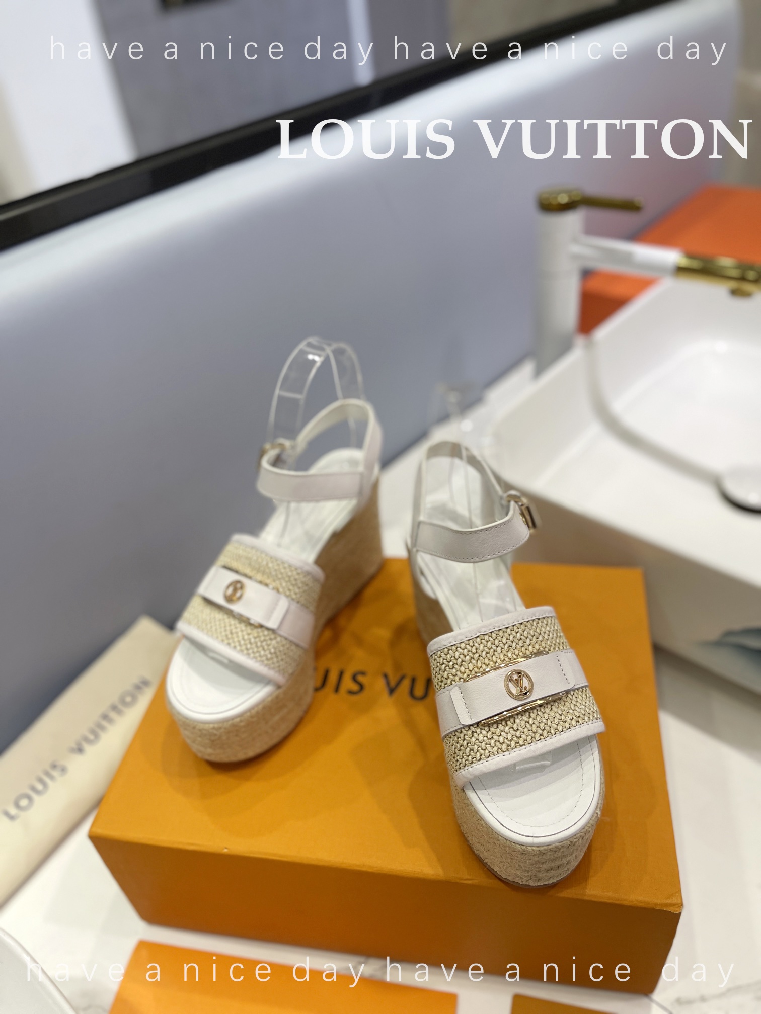 新款发布会LOUIS*uitton最新走秀款厚底凉鞋香港原版购入一比一开模今年的款式比去年增加了新原素显