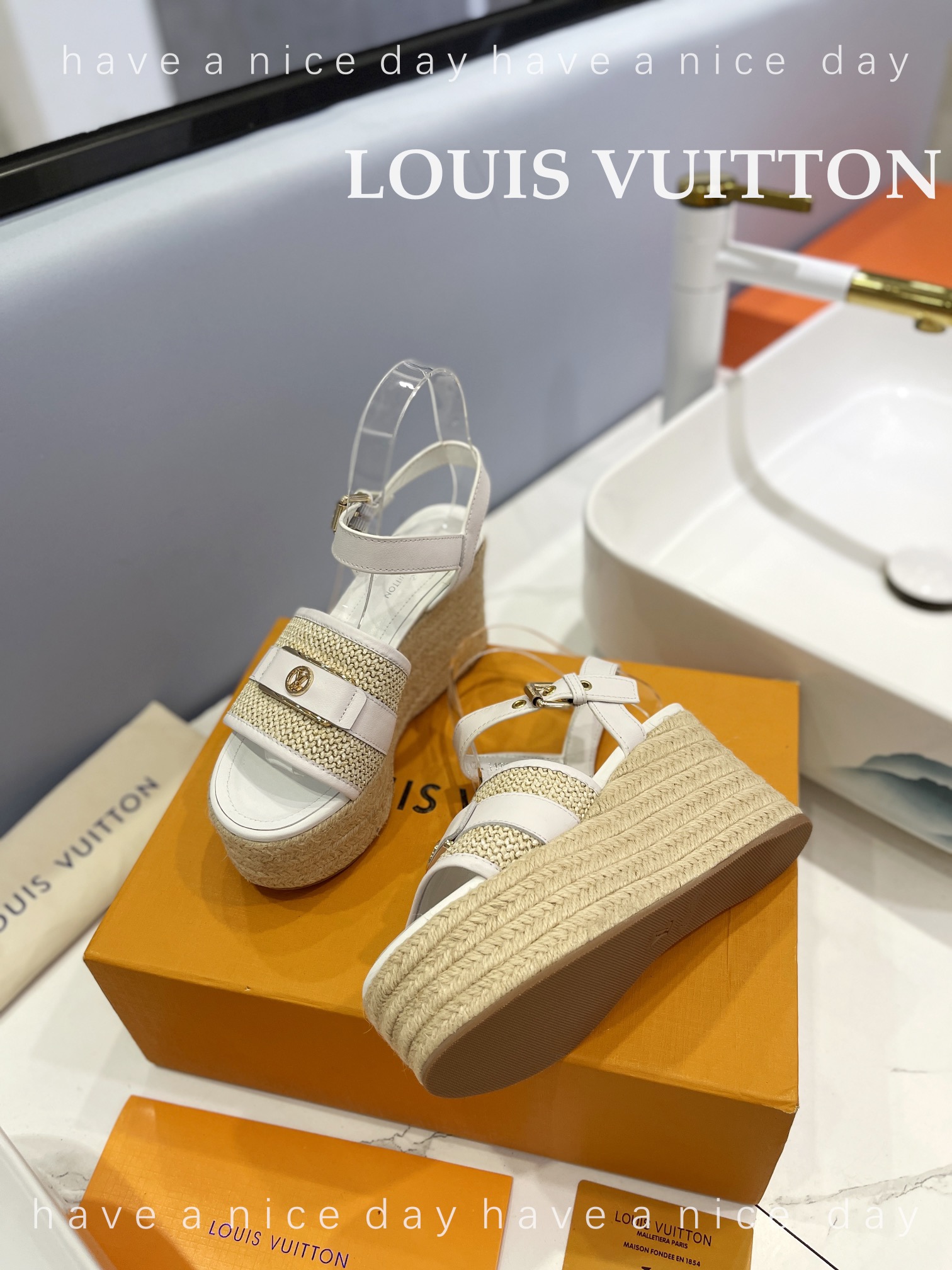 新款发布会LOUIS*uitton最新走秀款厚底凉鞋香港原版购入一比一开模今年的款式比去年增加了新原素显