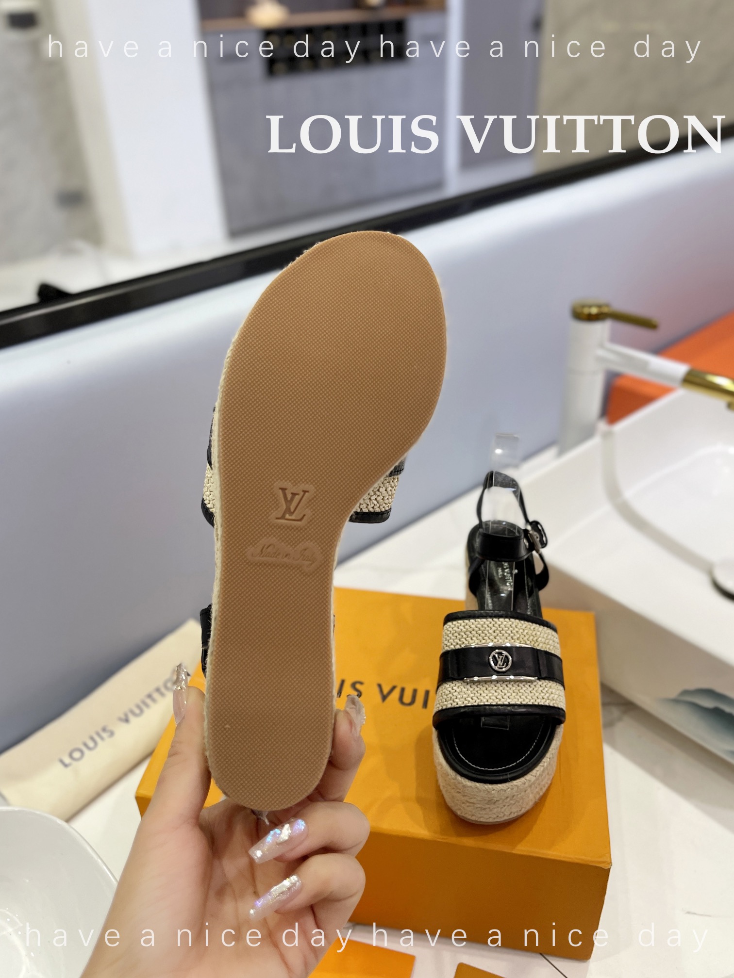 新款发布会LOUIS*uitton最新走秀款厚底凉鞋香港原版购入一比一开模今年的款式比去年增加了新原素显