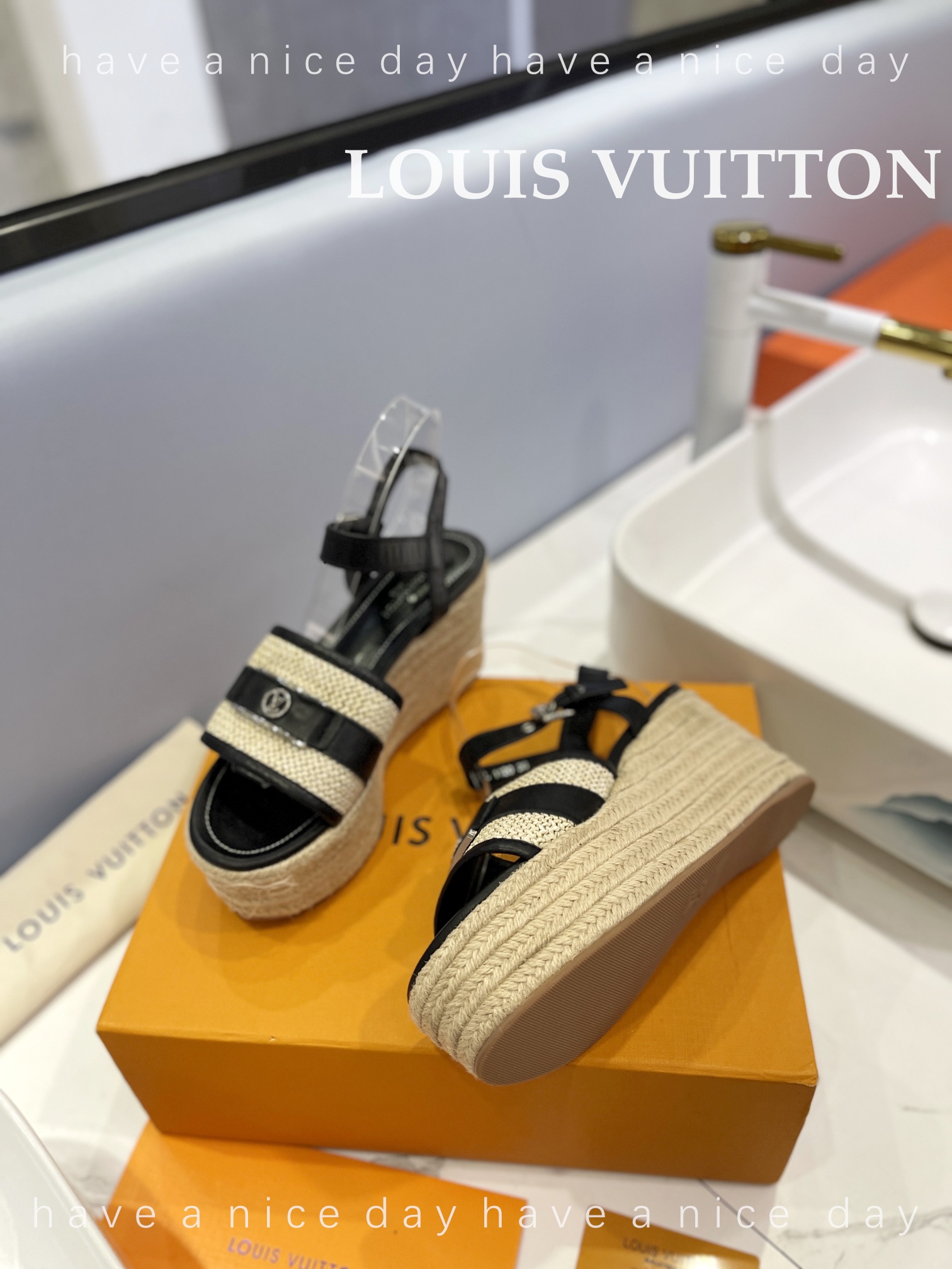 新款发布会LOUIS*uitton最新走秀款厚底凉鞋香港原版购入一比一开模今年的款式比去年增加了新原素显