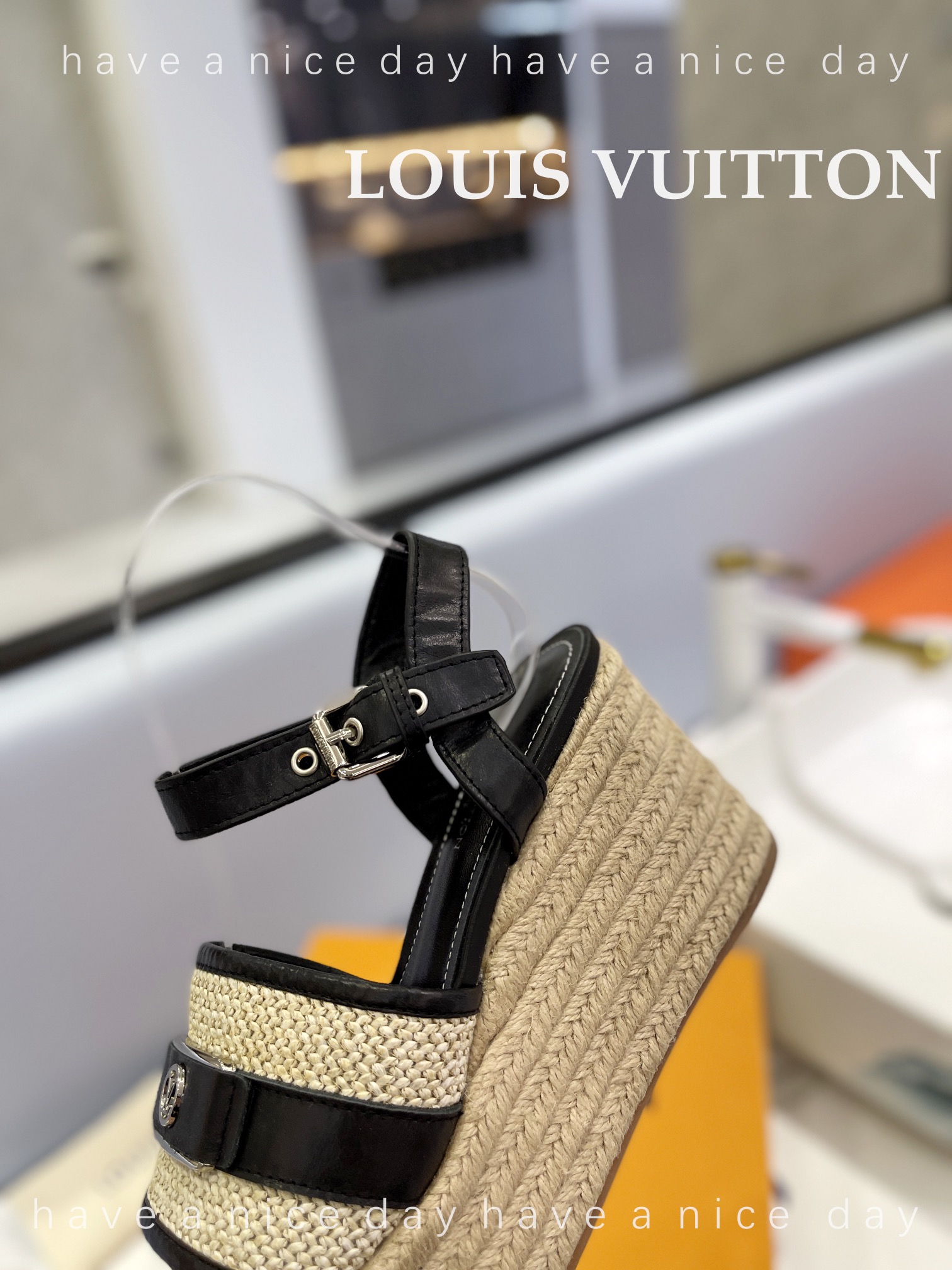 新款发布会LOUIS*uitton最新走秀款厚底凉鞋香港原版购入一比一开模今年的款式比去年增加了新原素显