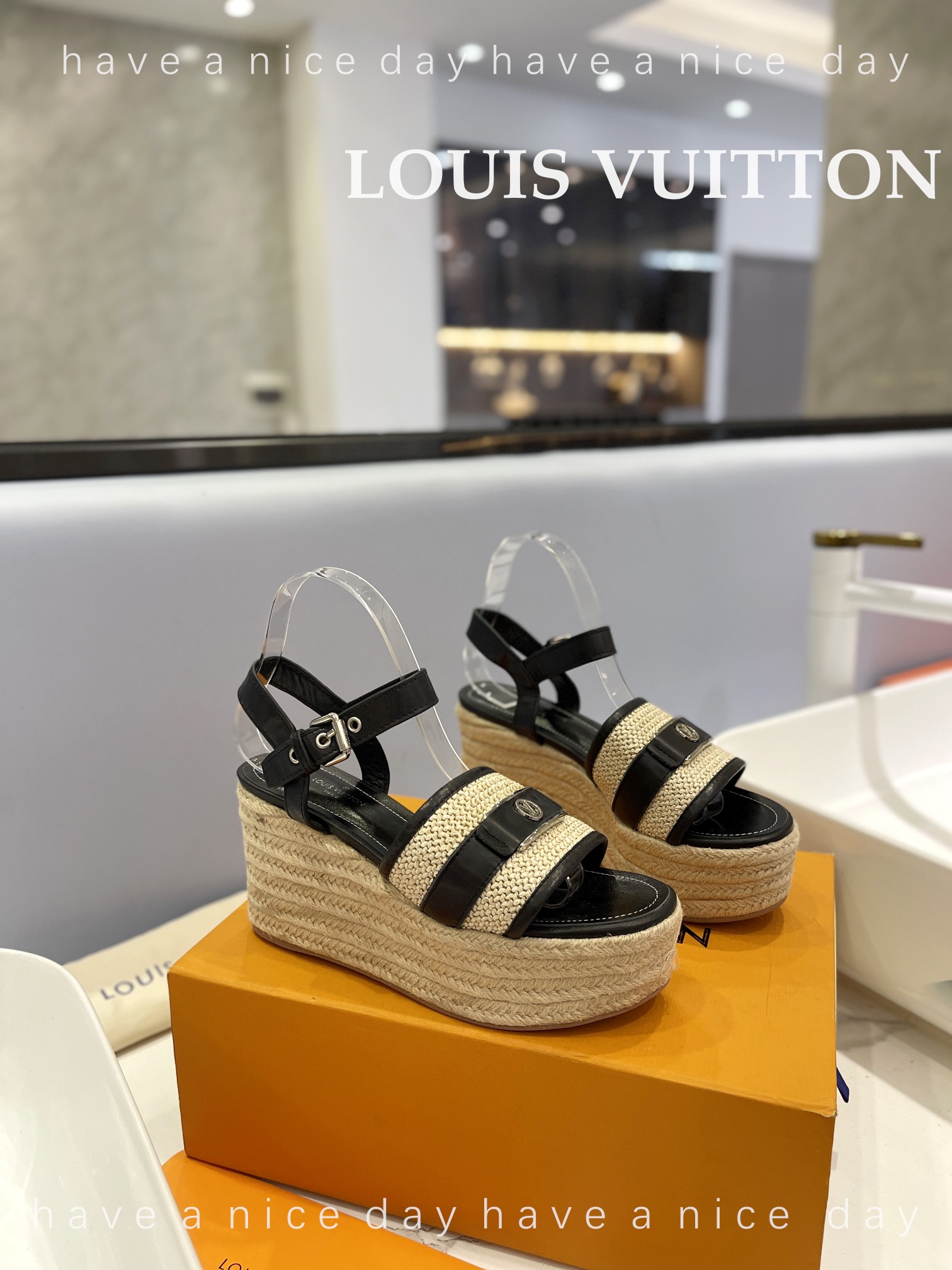 新款发布会LOUIS*uitton最新走秀款厚底凉鞋香港原版购入一比一开模今年的款式比去年增加了新原素显