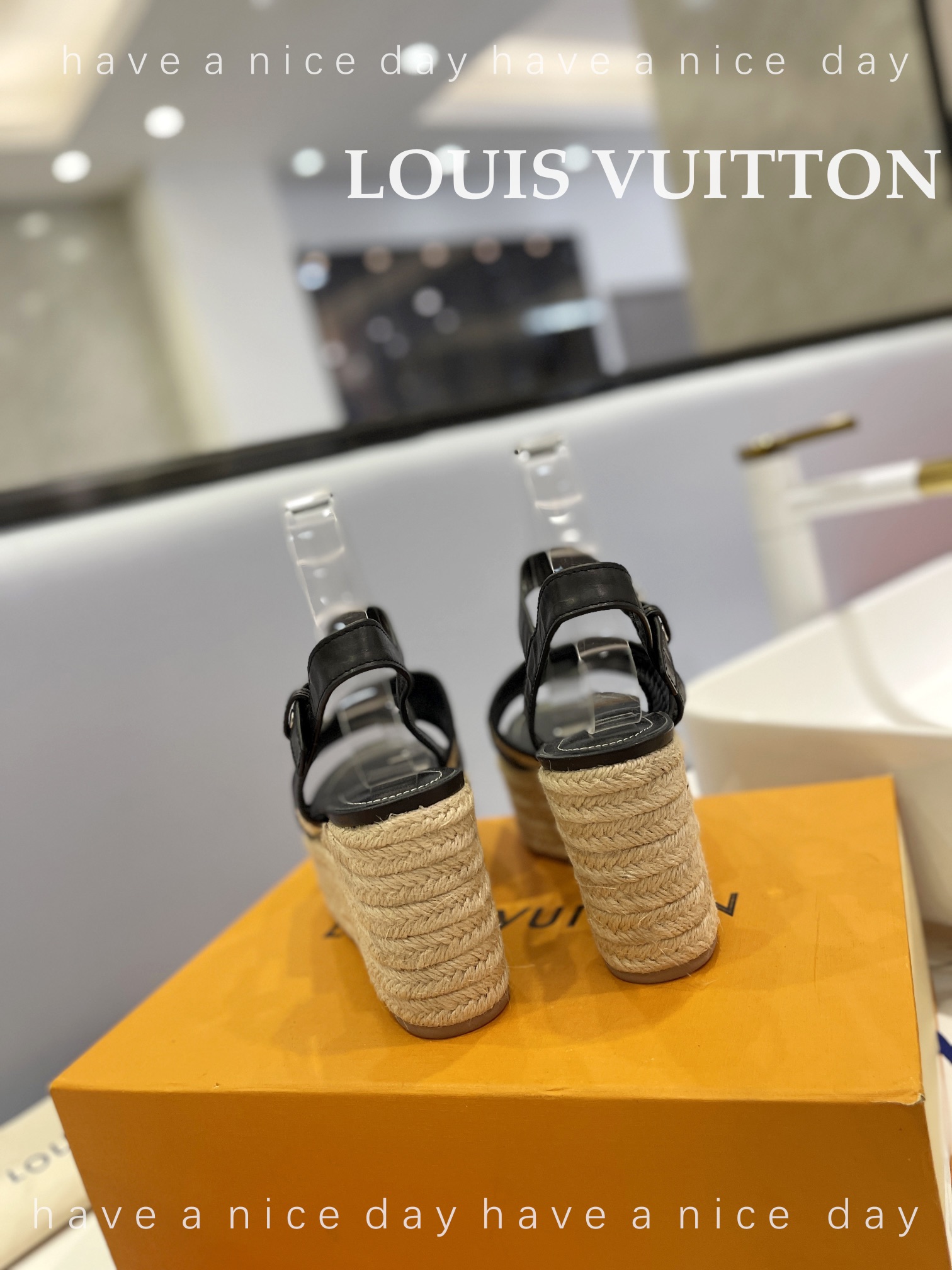 新款发布会LOUIS*uitton最新走秀款厚底凉鞋香港原版购入一比一开模今年的款式比去年增加了新原素显