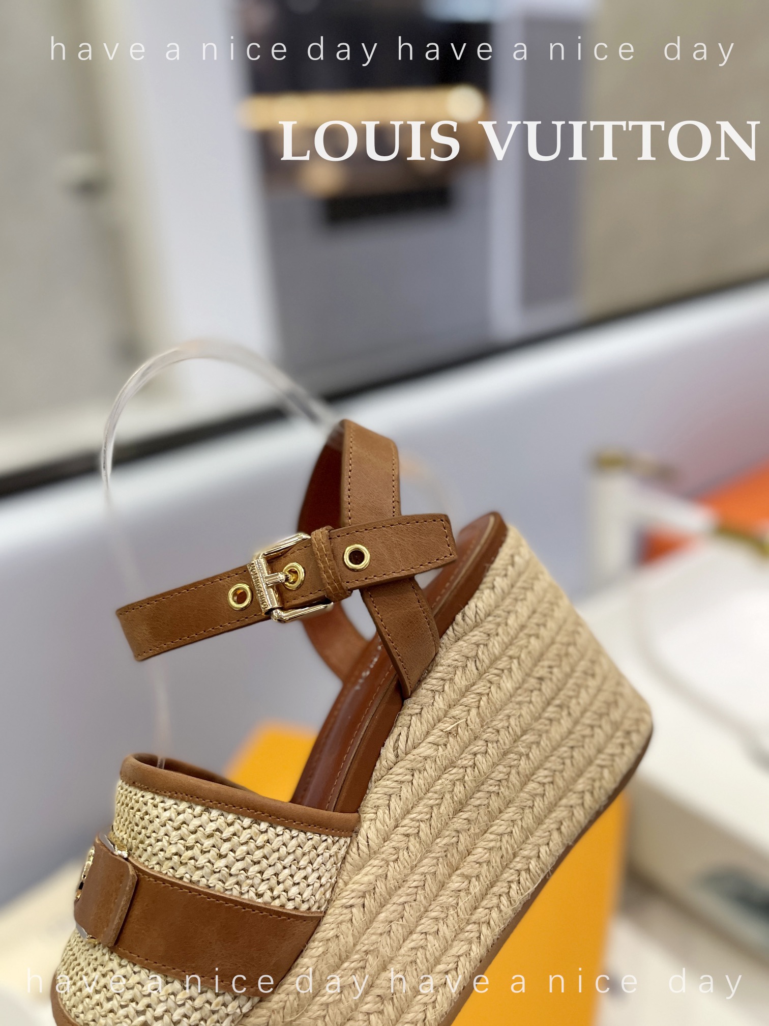 新款发布会LOUIS*uitton最新走秀款厚底凉鞋香港原版购入一比一开模今年的款式比去年增加了新原素显