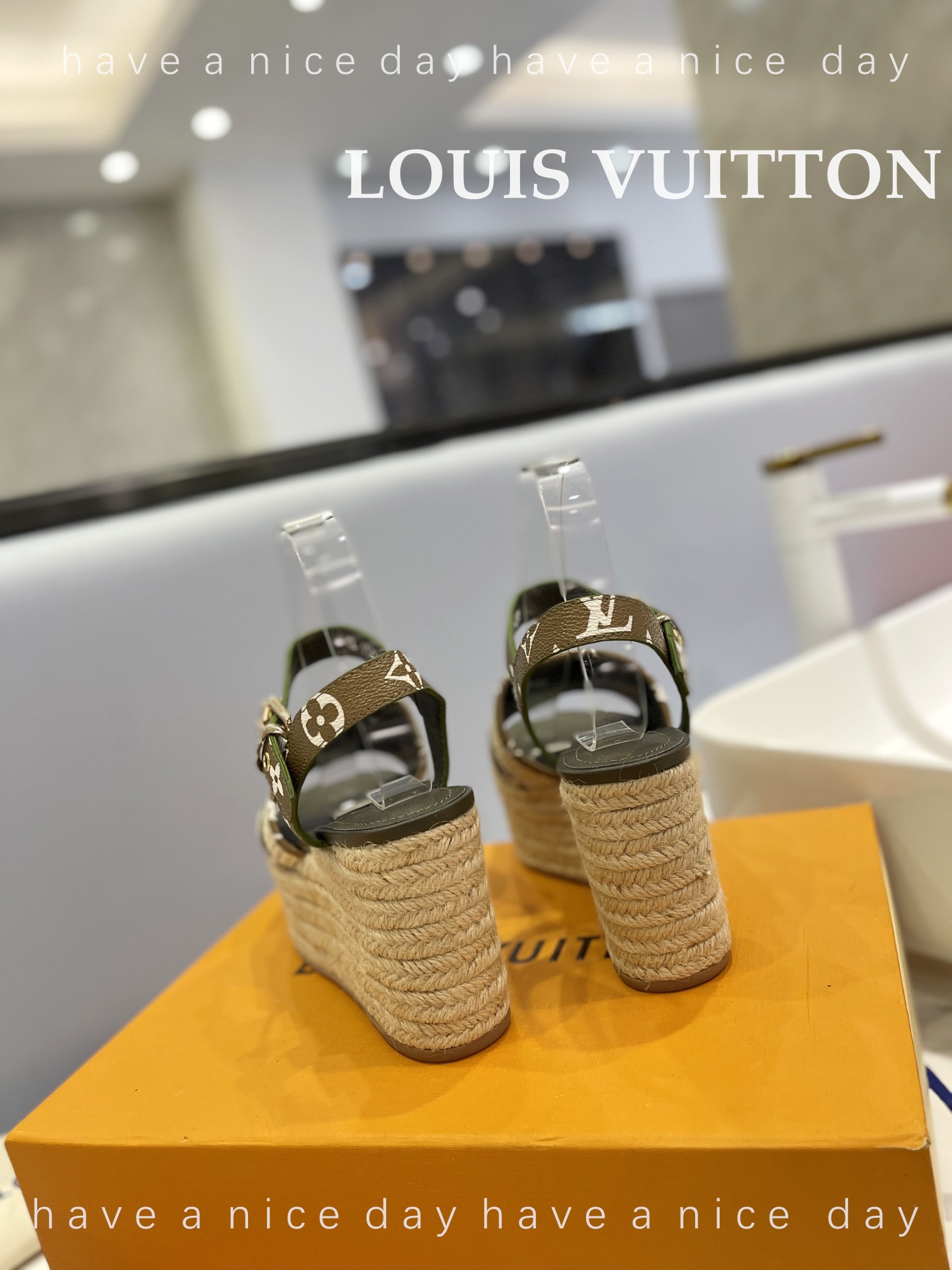 新款发布会LOUIS*uitton最新走秀款厚底凉鞋香港原版购入一比一开模今年的款式比去年增加了新原素显