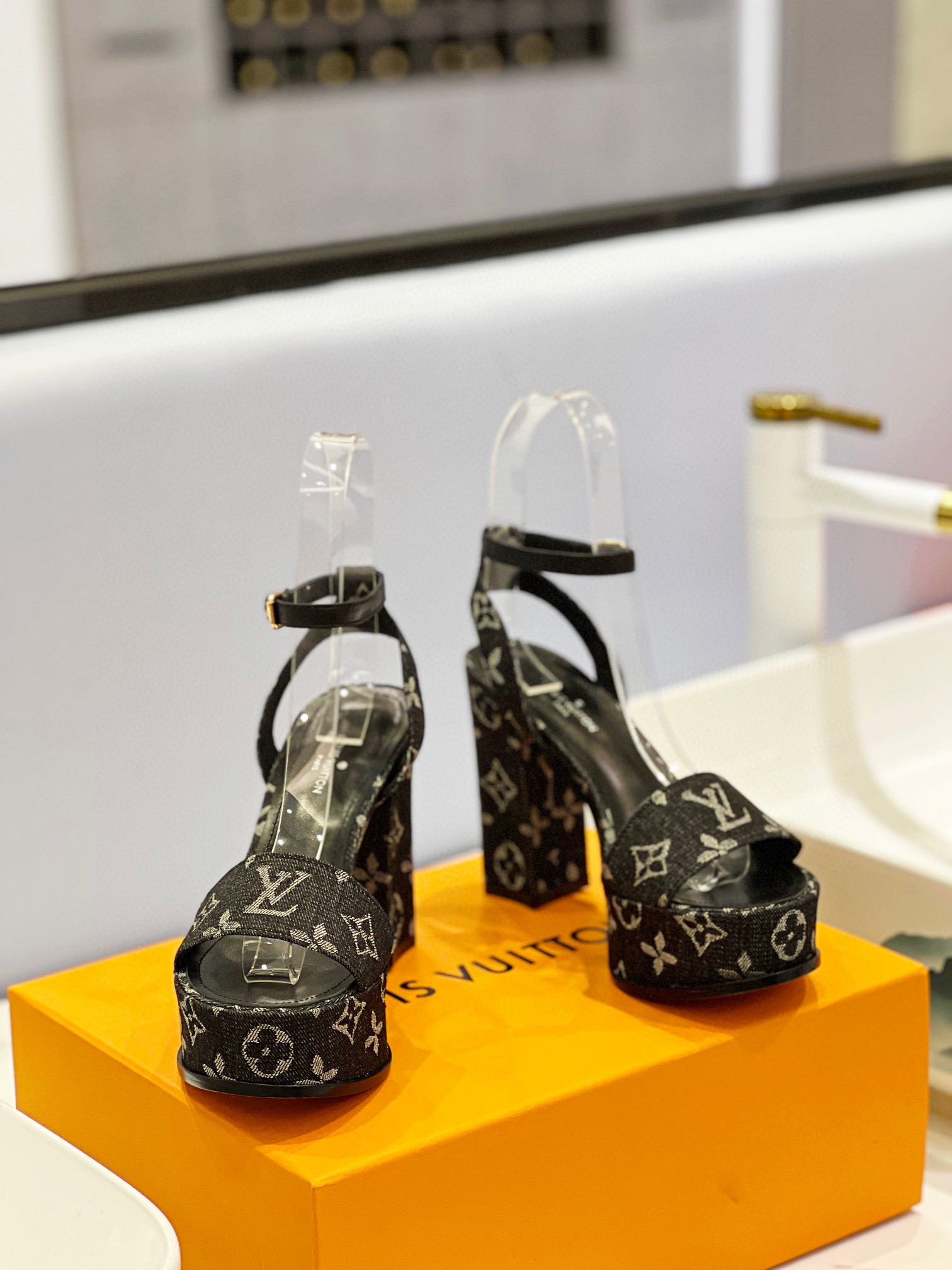 NO:759995,New spring and summer waterproof platform sole denim thick high-heeled sandals!  Fabric denim with classic presbyopia lining, foot pads sheepskin lining Heel height 11CM, water platform 4CM outsole Italian genuine leather outsole Size 34-42 (34.41.43 custom-made, non-refundable), high-heeled sandals, sandals, high heels, sheepskin, Leather soles19860909春夏新款防水台底牛仔粗高跟凉鞋！ 面料牛仔搭配经典老花 内里、垫脚羊皮里 跟高11CM,水台4CM  大底意大利真皮大底 Size34-42（34.41.43定做不退换）,高跟鞋凉鞋,sandals,high heels,sheepskin,Leather soles,Women's Shoes