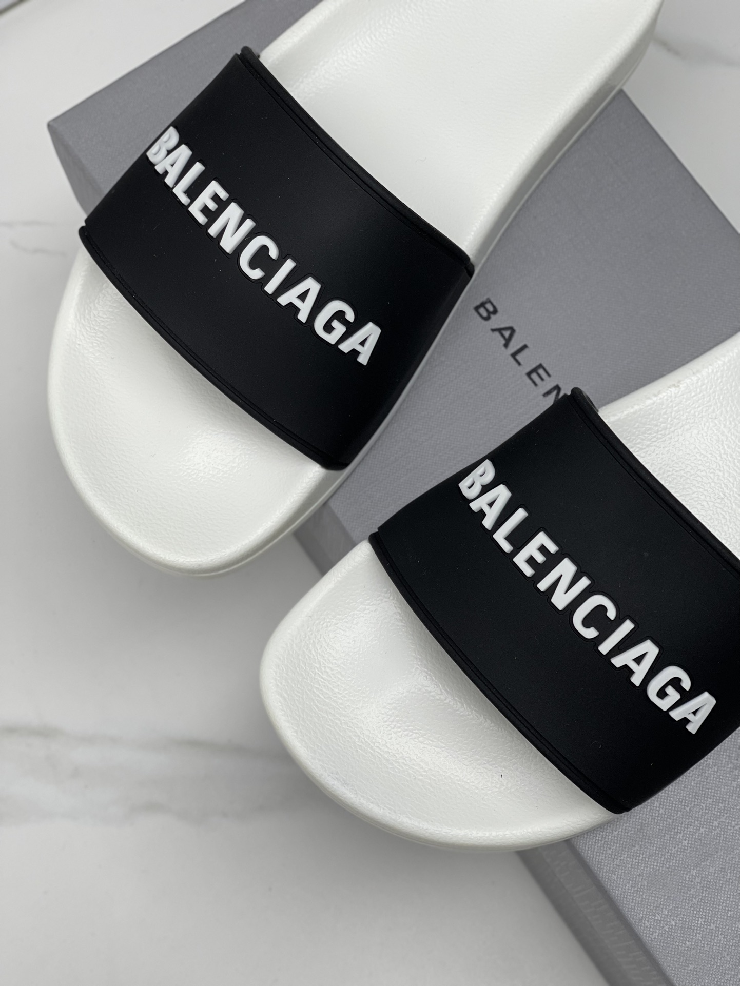 Balenciaga 巴黎世家2023潮品拖 鞋！ 
Balenciaga Political Campaign 最新磨具开发！
 欧美名媛 明星 网红girl 大爱款 精致鞋面手工缝纫走线 蓬松柔软 亲肤柔软夏季必备款  时尚却不过分张扬 原版天然橡胶防滑耐磨底   。码数35-40，39-45配套专柜最新原包装.
