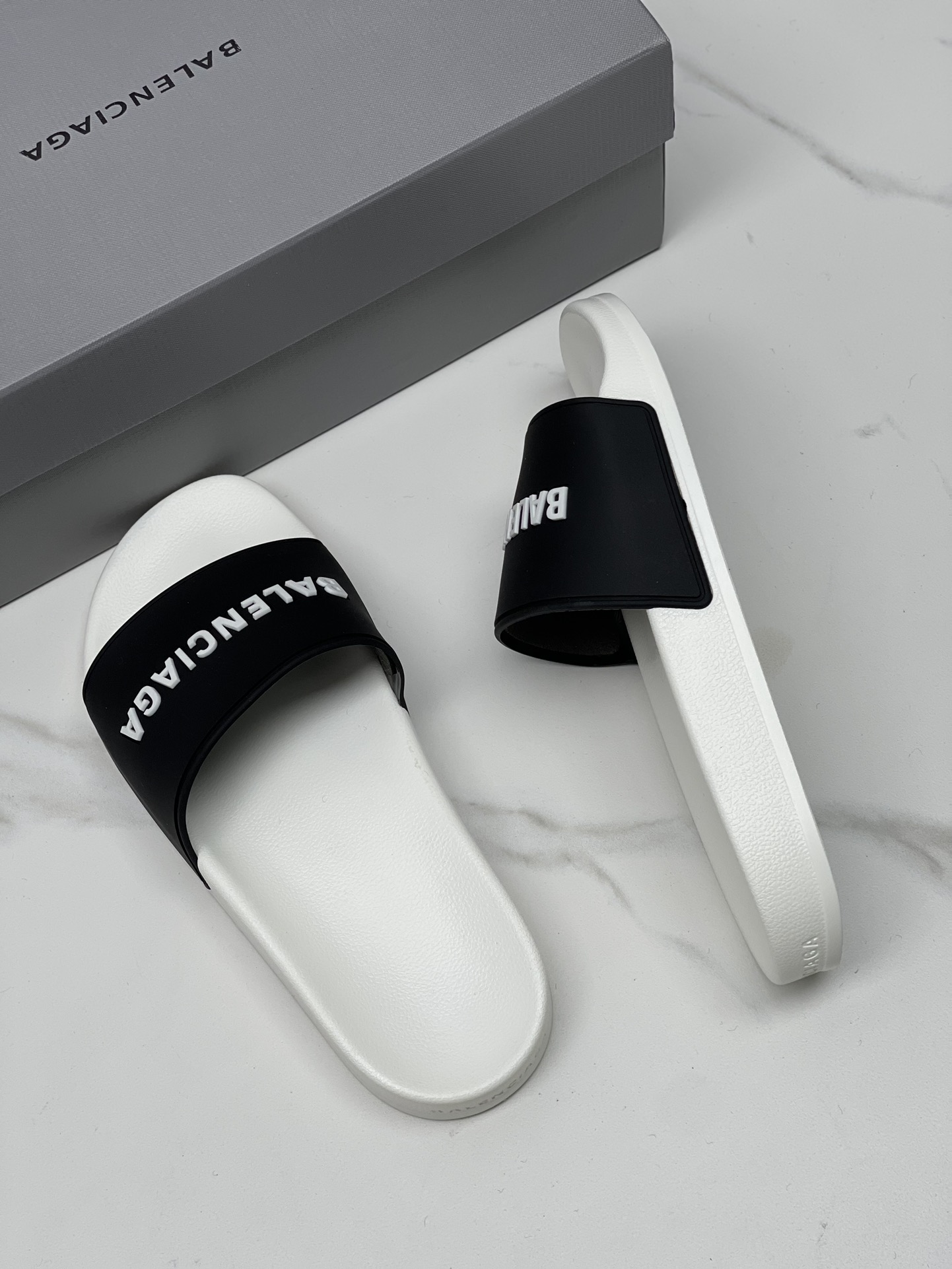 Balenciaga 巴黎世家2023潮品拖 鞋！ 
Balenciaga Political Campaign 最新磨具开发！
 欧美名媛 明星 网红girl 大爱款 精致鞋面手工缝纫走线 蓬松柔软 亲肤柔软夏季必备款  时尚却不过分张扬 原版天然橡胶防滑耐磨底   。码数35-40，39-45配套专柜最新原包装.