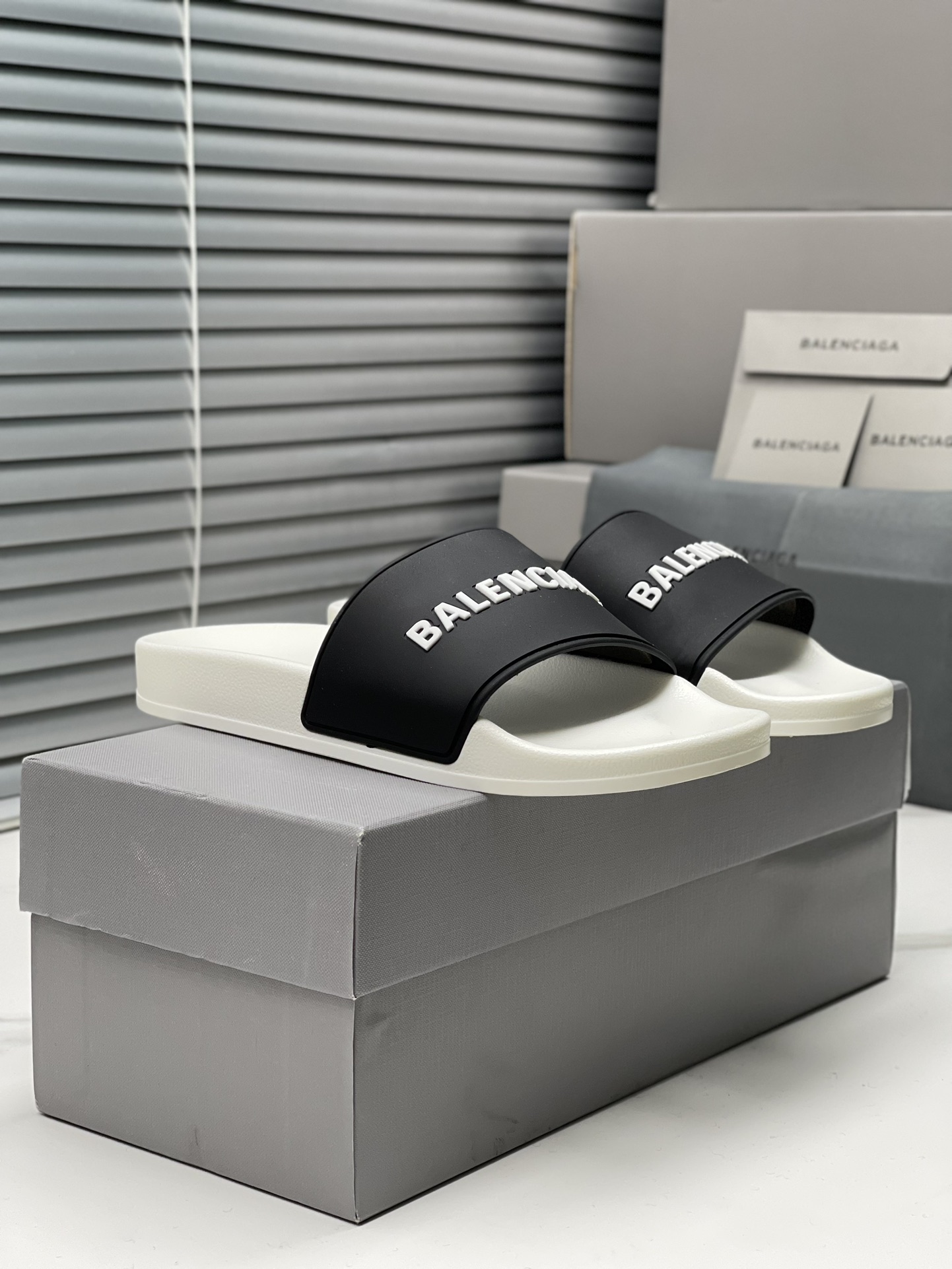 Balenciaga 巴黎世家2023潮品拖 鞋！ 
Balenciaga Political Campaign 最新磨具开发！
 欧美名媛 明星 网红girl 大爱款 精致鞋面手工缝纫走线 蓬松柔软 亲肤柔软夏季必备款  时尚却不过分张扬 原版天然橡胶防滑耐磨底   。码数35-40，39-45配套专柜最新原包装.