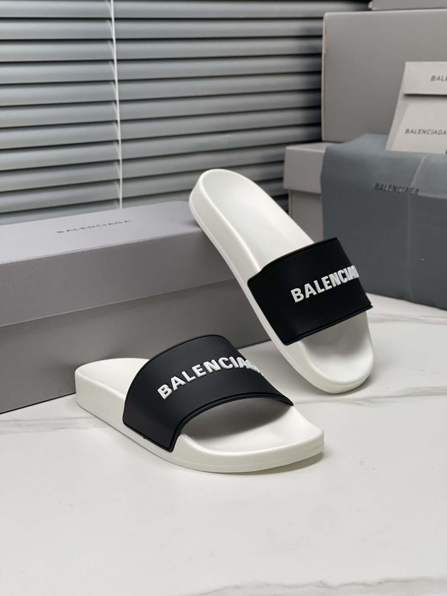 Balenciaga 巴黎世家2023潮品拖 鞋！ 
Balenciaga Political Campaign 最新磨具开发！
 欧美名媛 明星 网红girl 大爱款 精致鞋面手工缝纫走线 蓬松柔软 亲肤柔软夏季必备款  时尚却不过分张扬 原版天然橡胶防滑耐磨底   。码数35-40，39-45配套专柜最新原包装.