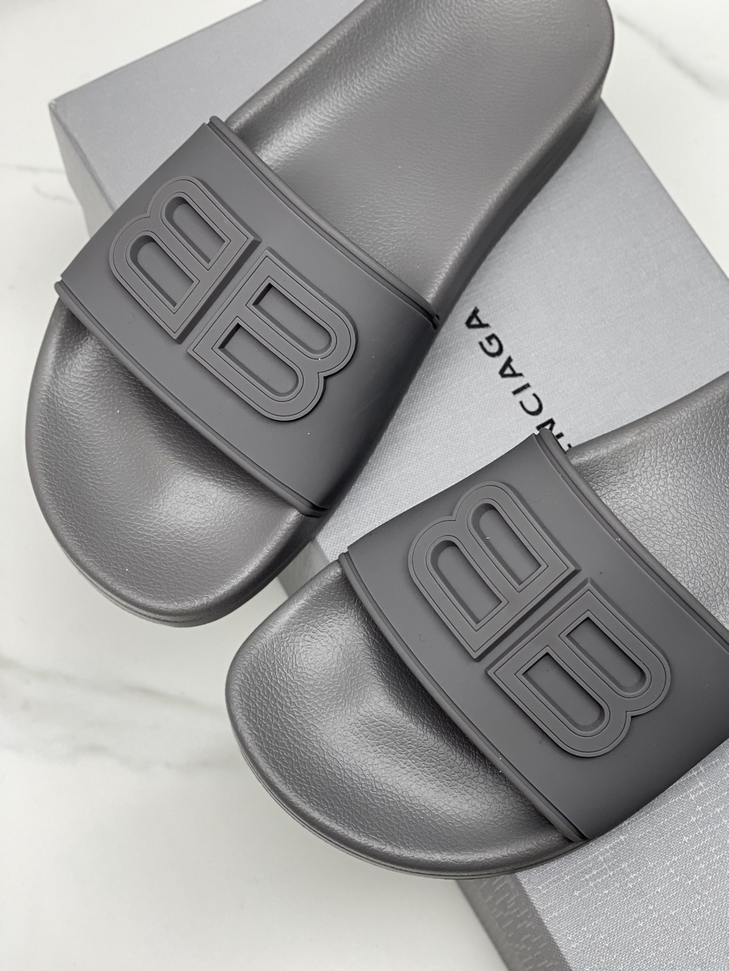 Balenciaga 巴黎世家2023潮品拖 鞋！ 
Balenciaga Political Campaign 最新磨具开发！
 欧美名媛 明星 网红girl 大爱款 精致鞋面手工缝纫走线 蓬松柔软 亲肤柔软夏季必备款  时尚却不过分张扬 原版天然橡胶防滑耐磨底   。码数35-40，39-45配套专柜最新原包装.