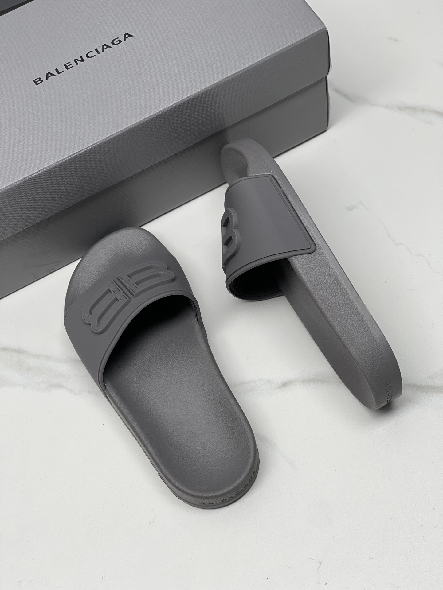 Balenciaga 巴黎世家2023潮品拖 鞋！ 
Balenciaga Political Campaign 最新磨具开发！
 欧美名媛 明星 网红girl 大爱款 精致鞋面手工缝纫走线 蓬松柔软 亲肤柔软夏季必备款  时尚却不过分张扬 原版天然橡胶防滑耐磨底   。码数35-40，39-45配套专柜最新原包装.