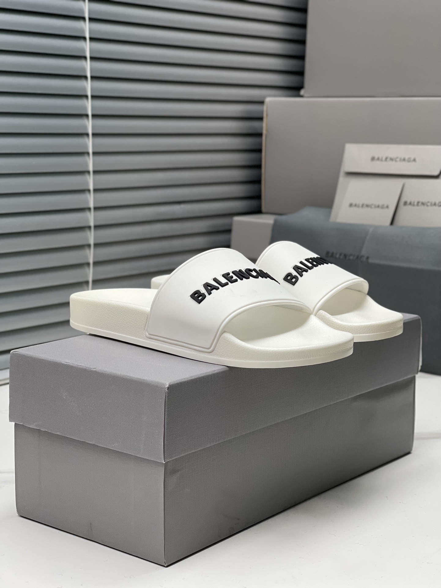 Balenciaga 巴黎世家2023潮品拖 鞋！ 
Balenciaga Political Campaign 最新磨具开发！
 欧美名媛 明星 网红girl 大爱款 精致鞋面手工缝纫走线 蓬松柔软 亲肤柔软夏季必备款  时尚却不过分张扬 原版天然橡胶防滑耐磨底   。码数35-40，39-45配套专柜最新原包装.