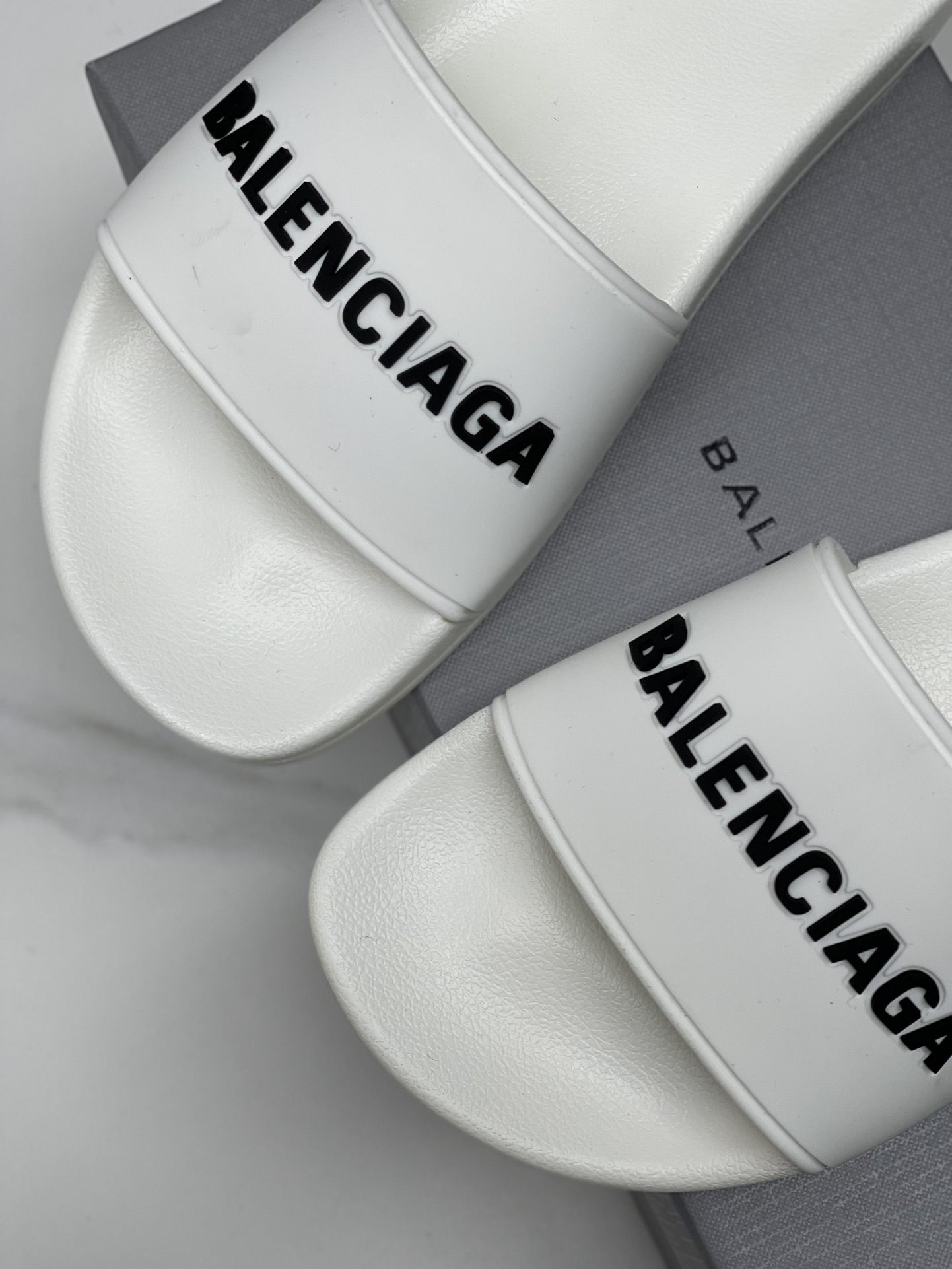 Balenciaga 巴黎世家2023潮品拖 鞋！ 
Balenciaga Political Campaign 最新磨具开发！
 欧美名媛 明星 网红girl 大爱款 精致鞋面手工缝纫走线 蓬松柔软 亲肤柔软夏季必备款  时尚却不过分张扬 原版天然橡胶防滑耐磨底   。码数35-40，39-45配套专柜最新原包装.