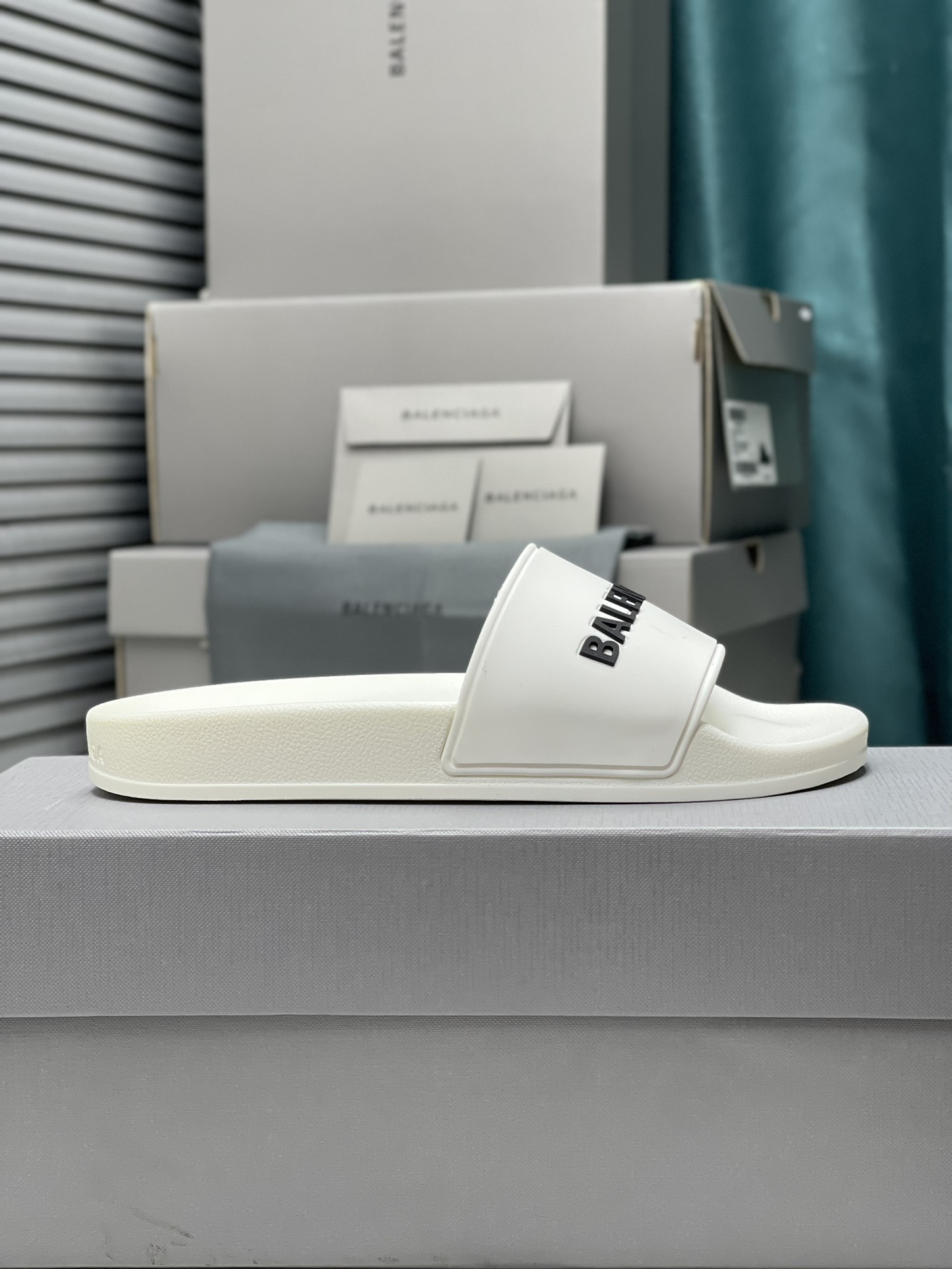 Balenciaga 巴黎世家2023潮品拖 鞋！ 
Balenciaga Political Campaign 最新磨具开发！
 欧美名媛 明星 网红girl 大爱款 精致鞋面手工缝纫走线 蓬松柔软 亲肤柔软夏季必备款  时尚却不过分张扬 原版天然橡胶防滑耐磨底   。码数35-40，39-45配套专柜最新原包装.