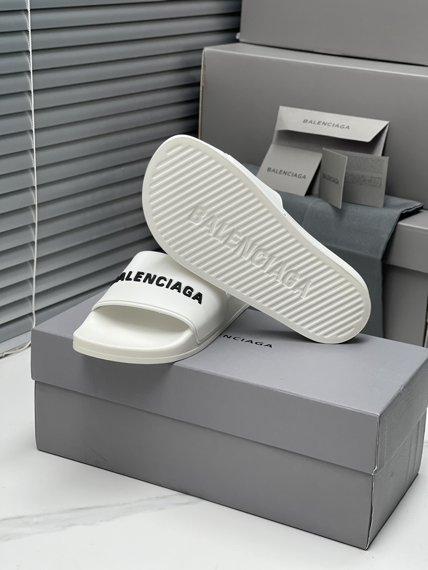 Balenciaga 巴黎世家2023潮品拖 鞋！ 
Balenciaga Political Campaign 最新磨具开发！
 欧美名媛 明星 网红girl 大爱款 精致鞋面手工缝纫走线 蓬松柔软 亲肤柔软夏季必备款  时尚却不过分张扬 原版天然橡胶防滑耐磨底   。码数35-40，39-45配套专柜最新原包装.