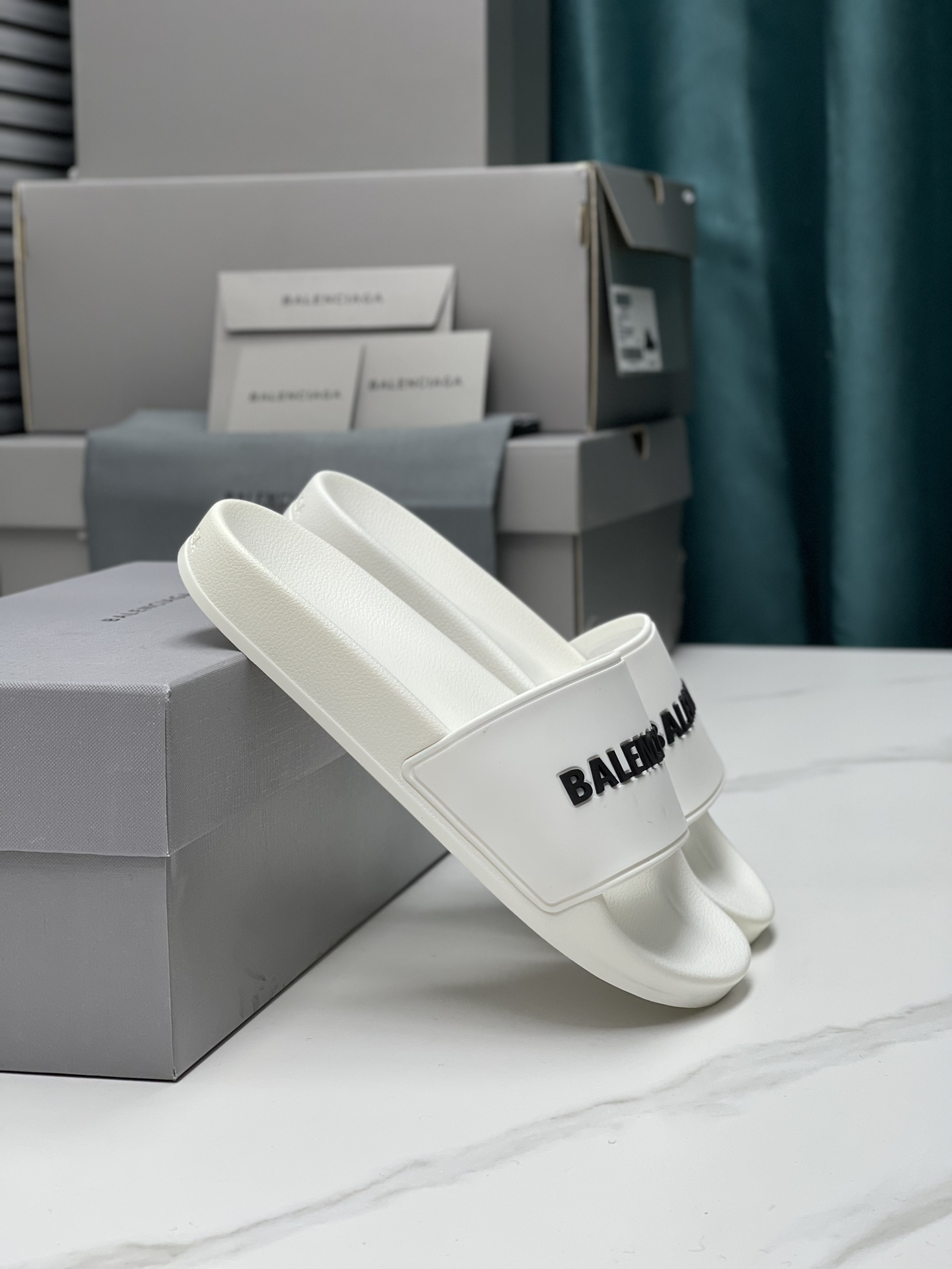 Balenciaga 巴黎世家2023潮品拖 鞋！ 
Balenciaga Political Campaign 最新磨具开发！
 欧美名媛 明星 网红girl 大爱款 精致鞋面手工缝纫走线 蓬松柔软 亲肤柔软夏季必备款  时尚却不过分张扬 原版天然橡胶防滑耐磨底   。码数35-40，39-45配套专柜最新原包装.