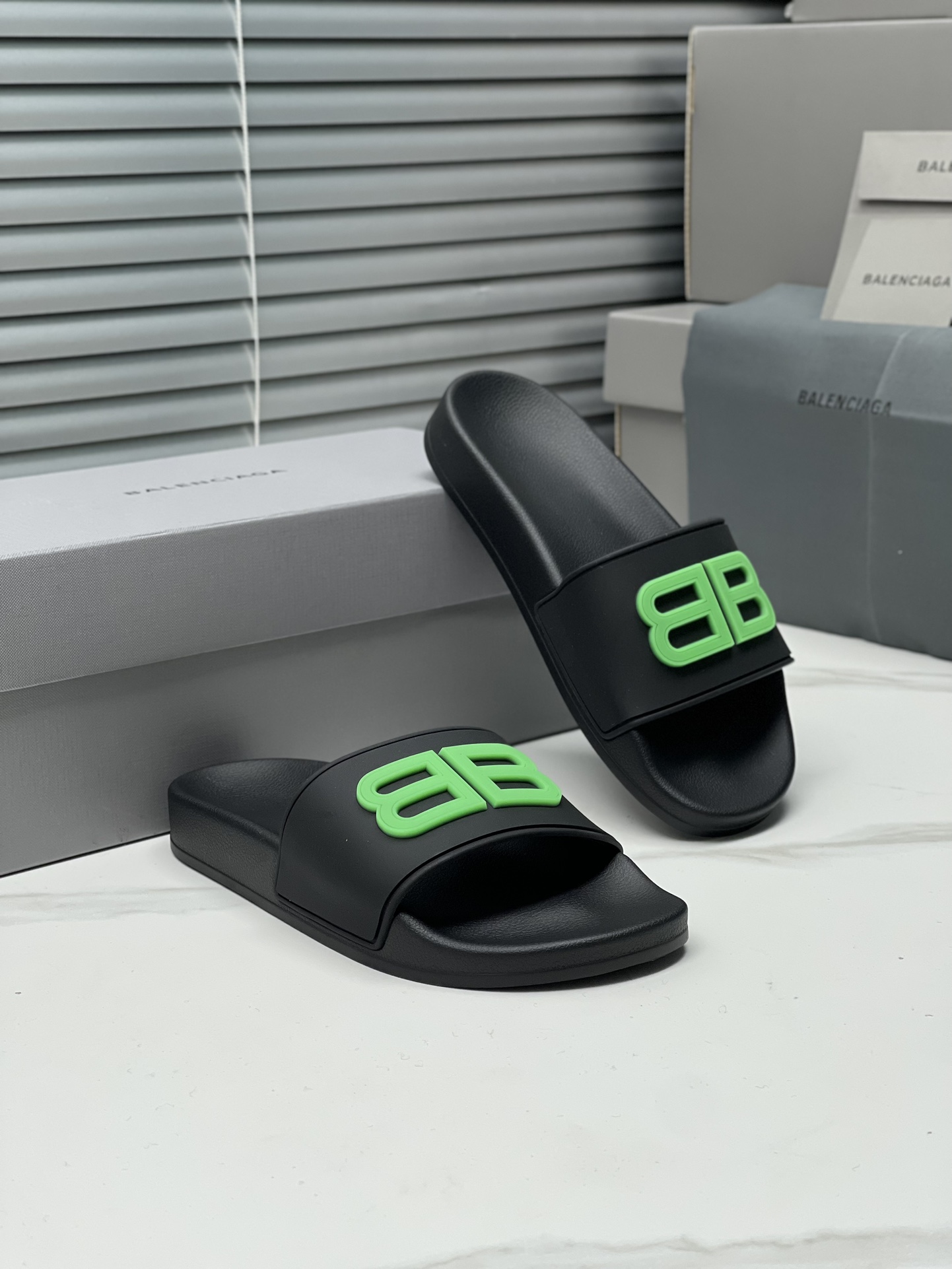 Balenciaga 巴黎世家2023潮品拖 鞋！ 
Balenciaga Political Campaign 最新磨具开发！
 欧美名媛 明星 网红girl 大爱款 精致鞋面手工缝纫走线 蓬松柔软 亲肤柔软夏季必备款  时尚却不过分张扬 原版天然橡胶防滑耐磨底   。码数35-40，39-45配套专柜最新原包装.