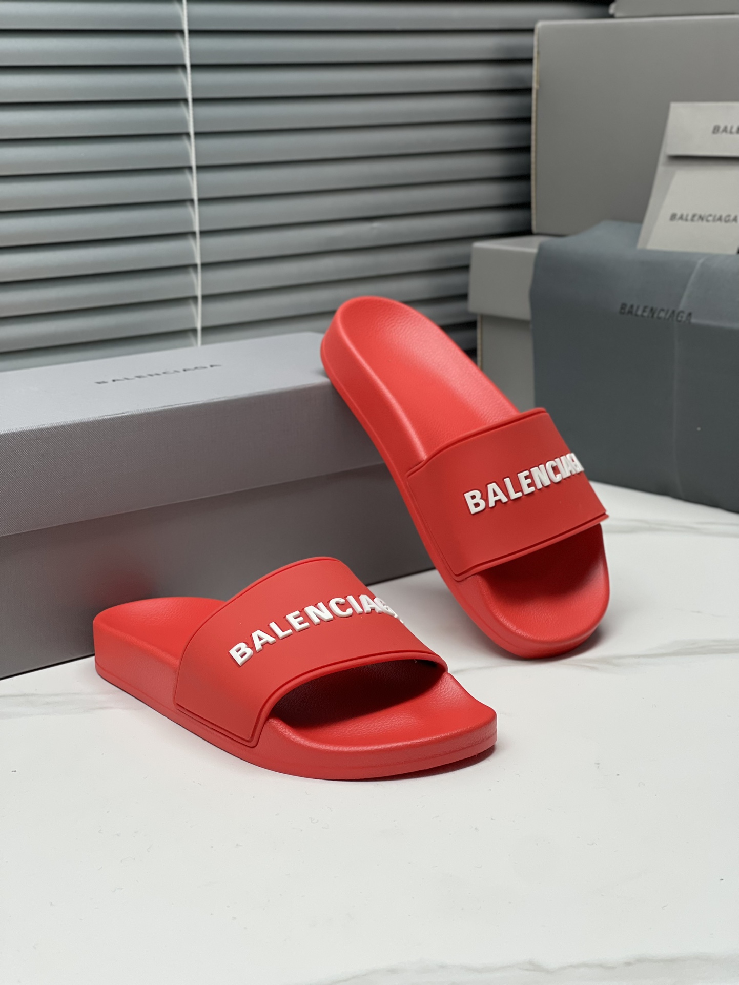 Balenciaga 巴黎世家2023潮品拖 鞋！ 
Balenciaga Political Campaign 最新磨具开发！
 欧美名媛 明星 网红girl 大爱款 精致鞋面手工缝纫走线 蓬松柔软 亲肤柔软夏季必备款  时尚却不过分张扬 原版天然橡胶防滑耐磨底   。码数35-40，39-45配套专柜最新原包装.
