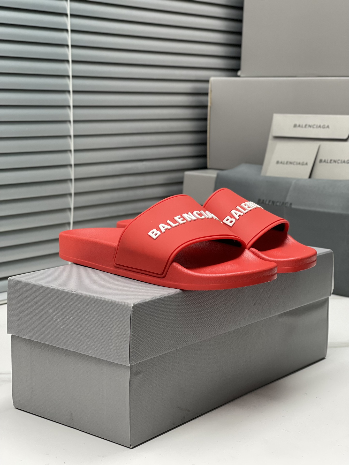 Balenciaga 巴黎世家2023潮品拖 鞋！ 
Balenciaga Political Campaign 最新磨具开发！
 欧美名媛 明星 网红girl 大爱款 精致鞋面手工缝纫走线 蓬松柔软 亲肤柔软夏季必备款  时尚却不过分张扬 原版天然橡胶防滑耐磨底   。码数35-40，39-45配套专柜最新原包装.